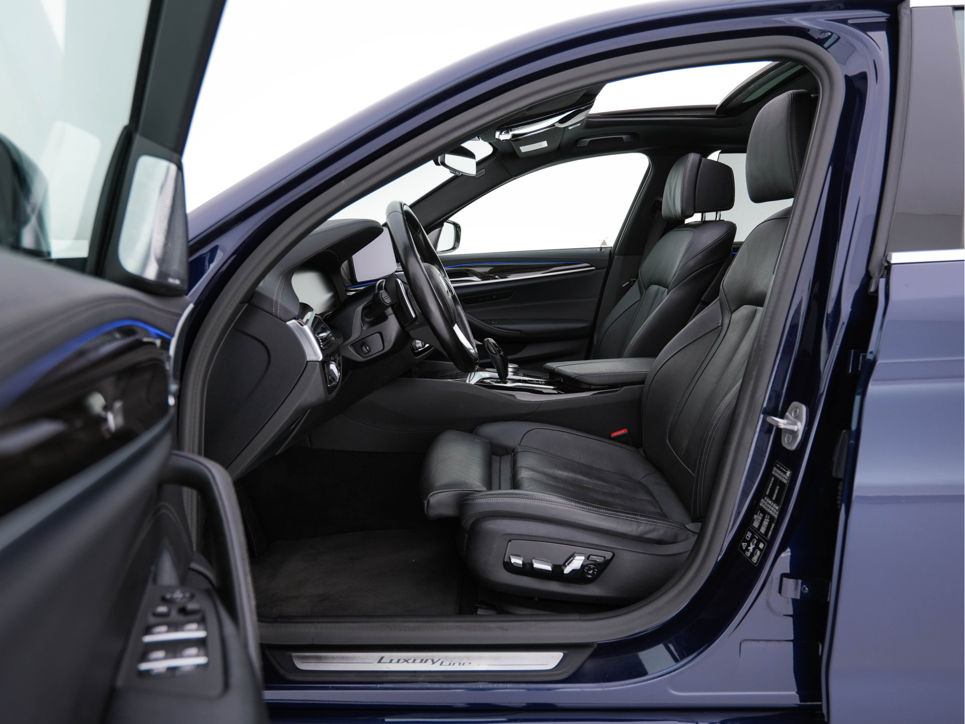 BMW 5-serie 540i xDrive High Executive Edition (INCL-BTW ) Aut.*PANO | LUXURY-LEATHER | LASER-LIGHT | BOWERS&WILKINS-AUDIO | MEMORY-PACK | HEATED/COOLED-COMFORTSEATS | DIGI-COCKPIT | NAVI-FULLMAP | SHIFT-PADDLES | CRUISE | 18''ALU*