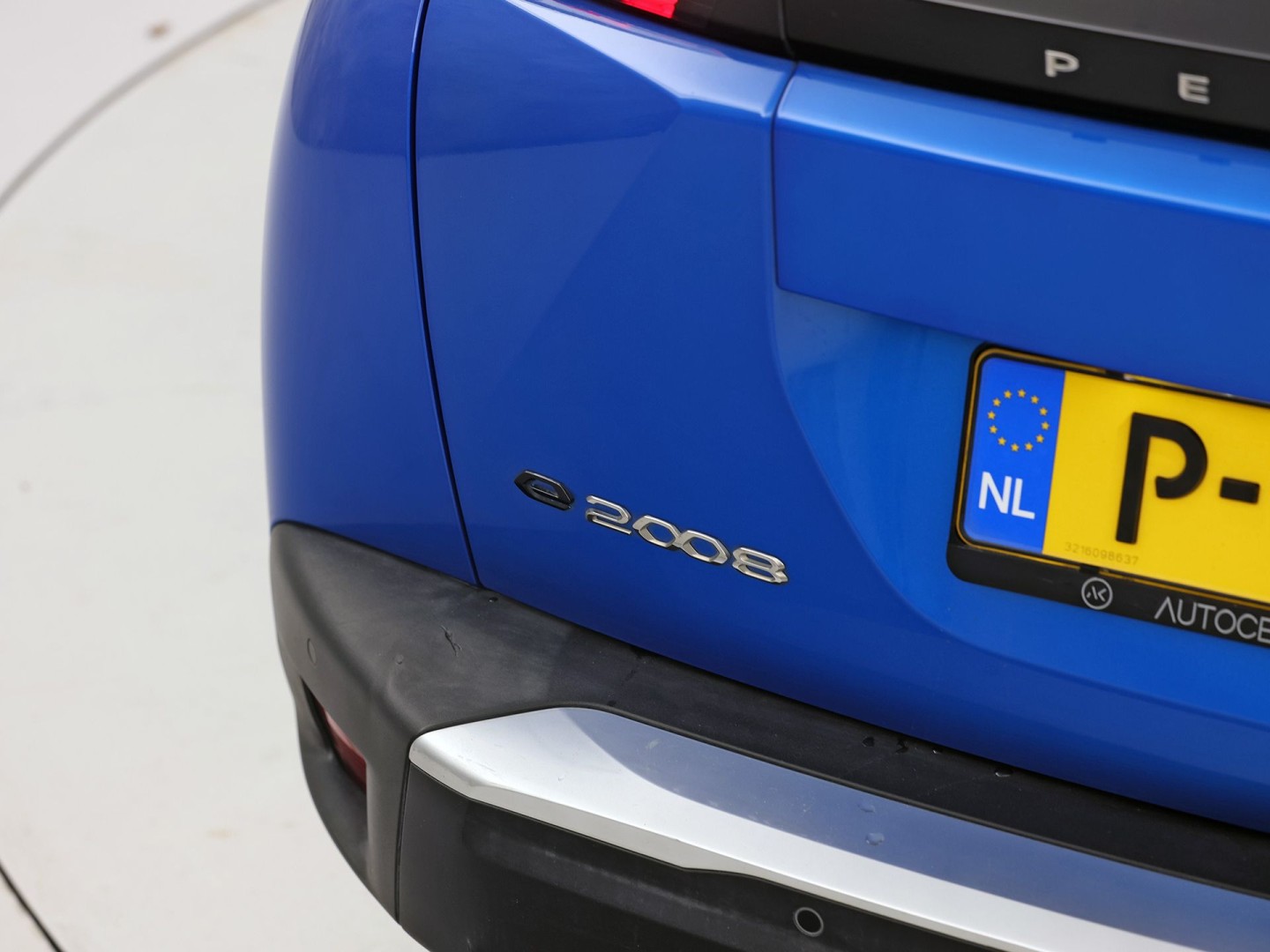 Peugeot e-2008 EV Blue Sport Allure 50 kWh Automaat (SOH 91,2%, APPLE CARPLAY, GROOT NAVI, 360 CAMERA, SPORTSTOELEN, GETINT GLAS, KEYLESS, NIEUWSTAAT)