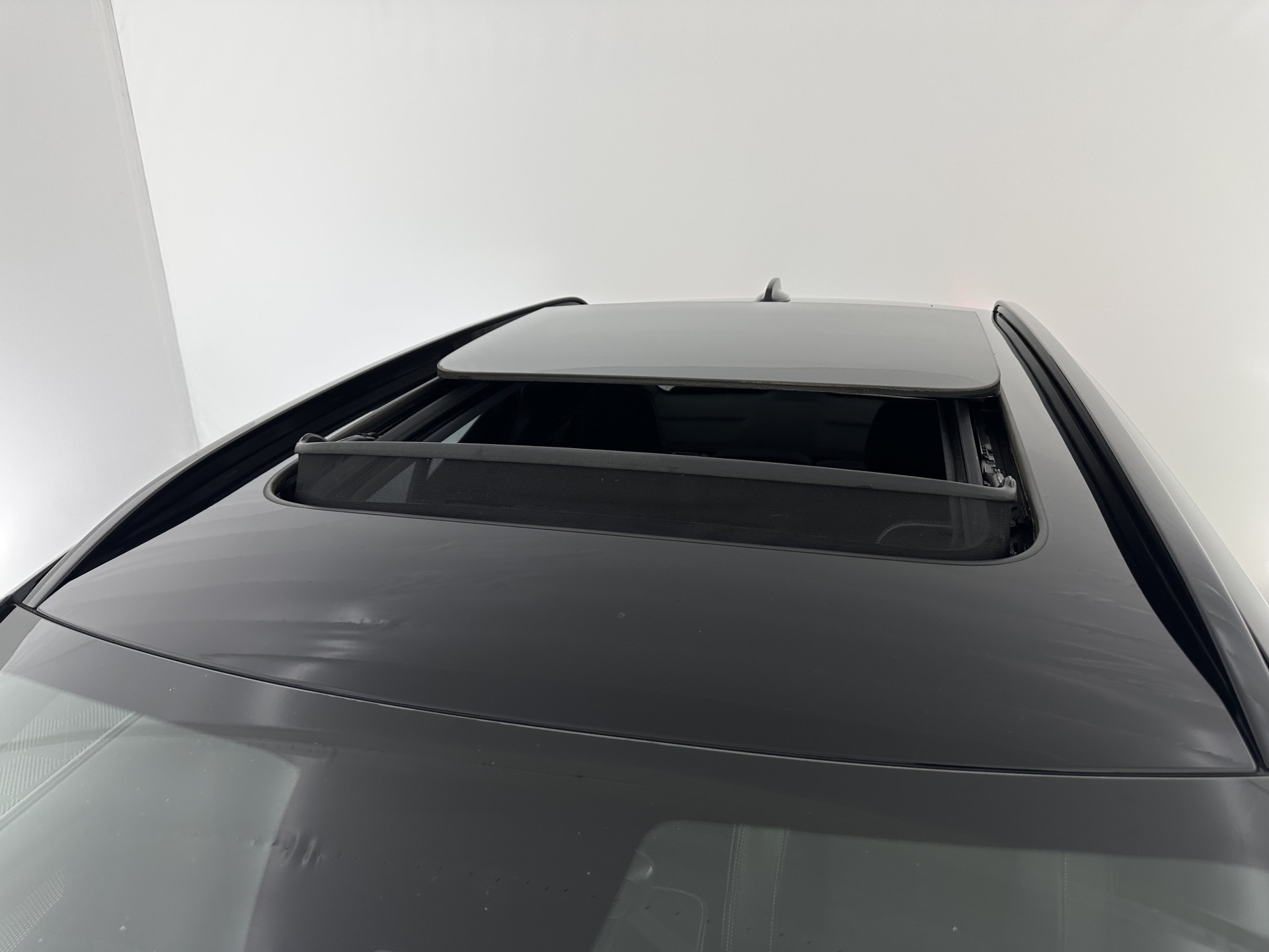 Volvo XC40 Recharge P8 AWD R-Design [ 3-Fase-11kW ] {SOH-90%} (INCL-BTW) Aut. *PANO | LEATHER-ALCANTARA | ADAPTIVE-CRUISE | DIGI-COCKPIT | FULL-LED | HARMAN/KARDON | TOPVIEW | NAVI-FULLMAP | ECC | PDC | KEYLESS | HEATED-SPORTSEATS | TOWBAR | 20''ALU*