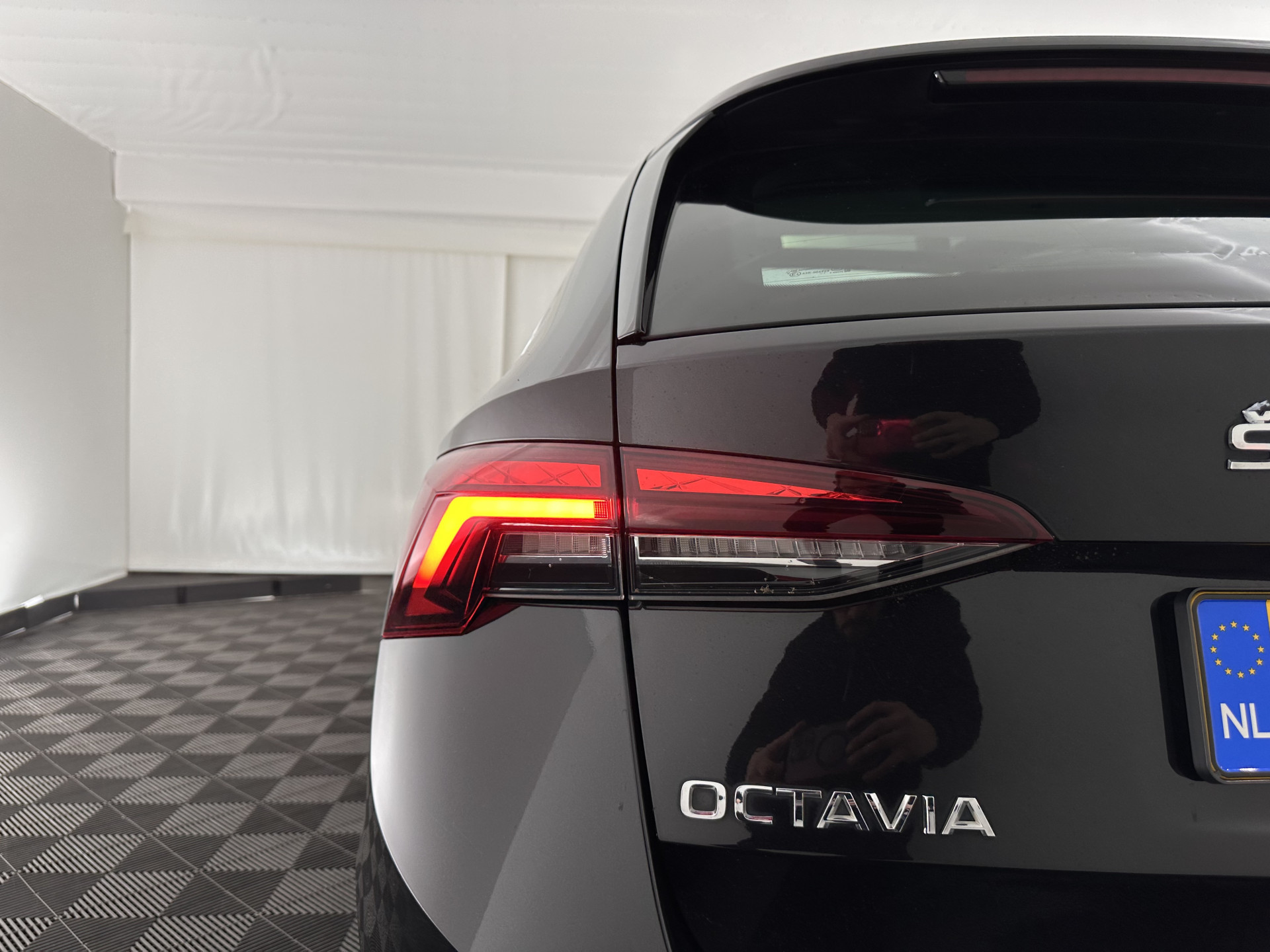 ŠKODA Octavia Combi 1.0 TSI Style (INCL-BTW) *PANO | FULL-LED | LANE-ASSIST | DIGI-COCKPIT | HEATED-COMFORTSEATS | NAVI-FULLMAP | PRIVACYGLASS | KEYLESS | DAB | ECC | PDC | CRUISE | TOWBAR | 18''ALU*