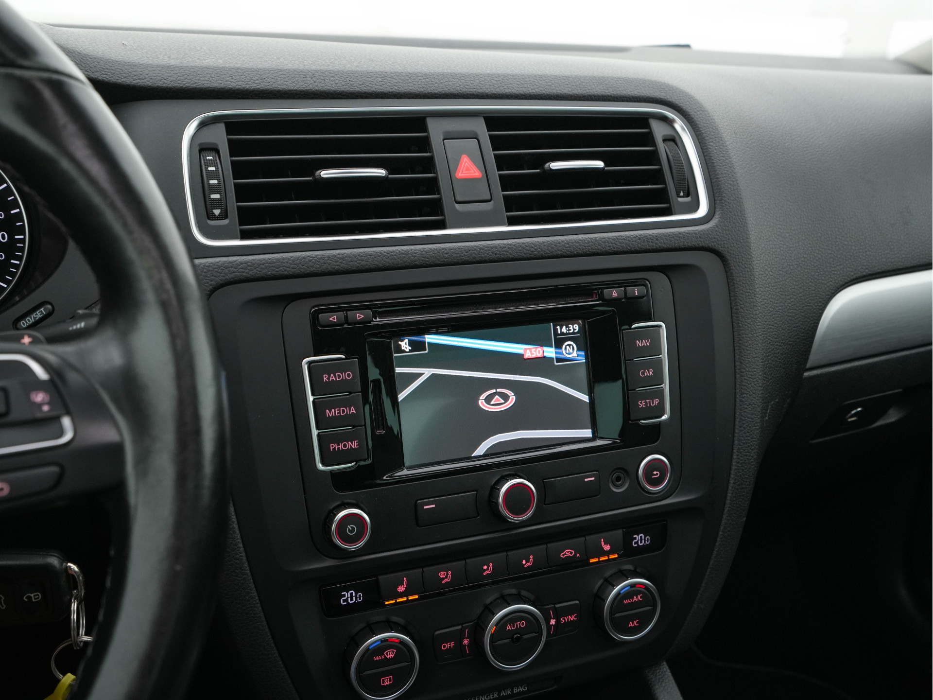 Volkswagen Jetta 1.4 TSI Hybrid Highline Executive-Pack Aut. *PANO | BI-XENON | NAVI-FULLMAP | CAMERA | HEATED-COMFORTSEATS | ECC | PDC | PRIVACY-GLASS | CRUISE | RADIO-CD | SHIFT-PADDLES | 17''ALU*