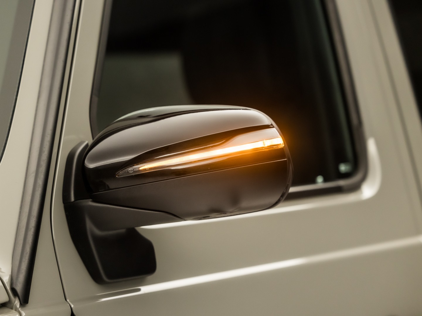 Mercedes-Benz G-Klasse 63 AMG 585Pk (SCHUIFDAK, CARBON PACK, ALCANTARA HEMEL, APPLE CARPLAY, BURMESTER, MASSAGE, STOELKOELING/VERWARMING, ADAPTIVE CRUISE, 360 CAMERA, SFEERVERLICHTING, TREKHAAK, NIEUWSTAAT)