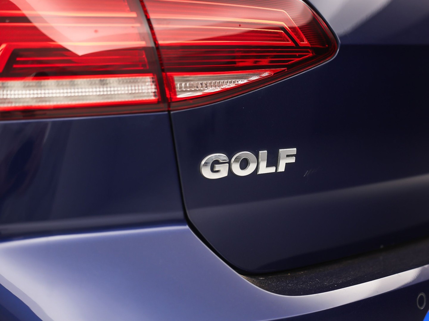 Volkswagen Golf 1.5 TSI Sportline (APPLE CARPLAY, GROOT NAVI, CLIMATE, STOELVERWARMING, SPORTSTOELEN, LED KOPLAMPEN, PARKEERSENSOREN, ADAPTIVE CRUISE, NIEUWSTAAT)