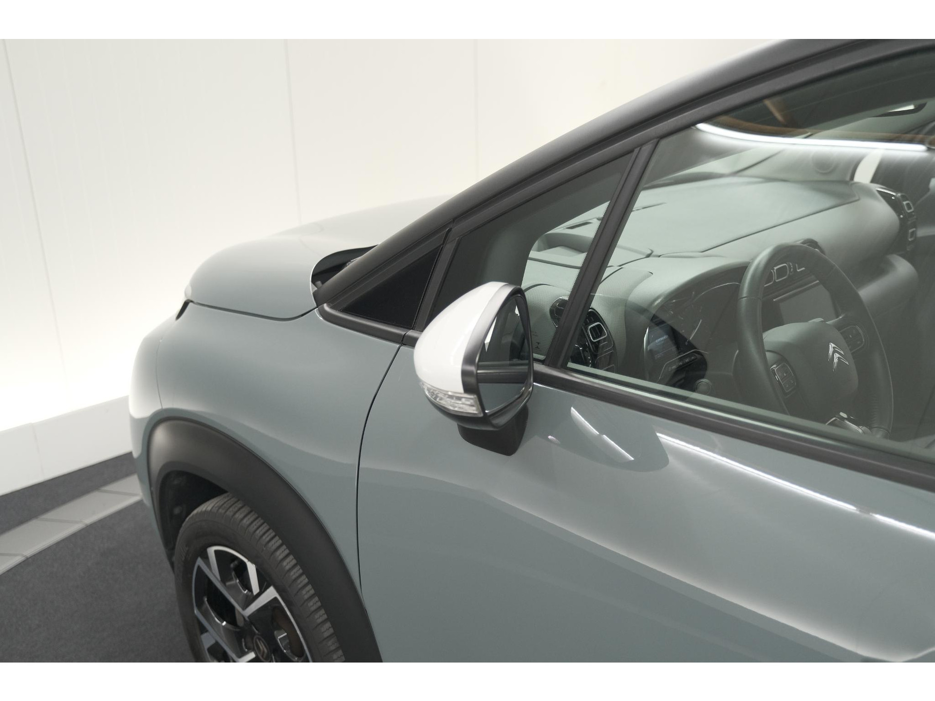 Citroen C3 Aircross PureTech 130 EAT6 Shine | Schuif-/Kanteldak | Camera | Dodehoekdetectie | Head-Up Display