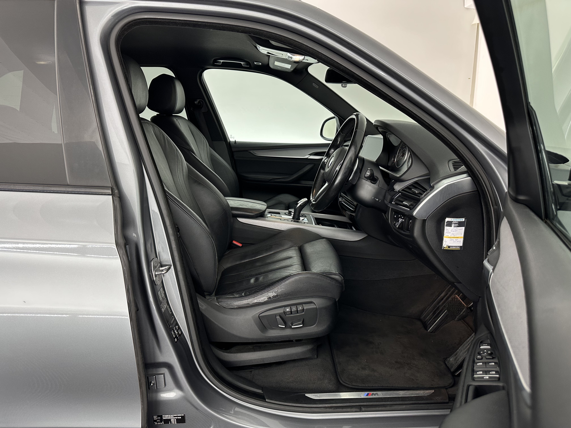 BMW X5 xDrive40d  *Right-Hand-Drive* M-Sportpack High Executive [ 7-Pers. ] Aut. *LEATHER | XENON | MEMORY-PACK | HEATED-SPORTSEATS | NAVI-FULLMAP | SHIFTPADDLES | PRIVACYGLASS | ECC | TOWBAR | PDC | CRUISE | 20''ALU*