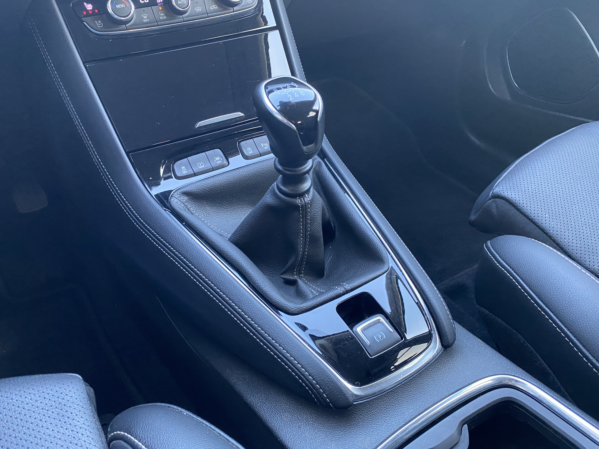 Opel Grandland X 1.2 Turbo Business Executive 130 pk | 1e eigenaar | dealer onderh. | leder interieur | navigatie | camera | carplay