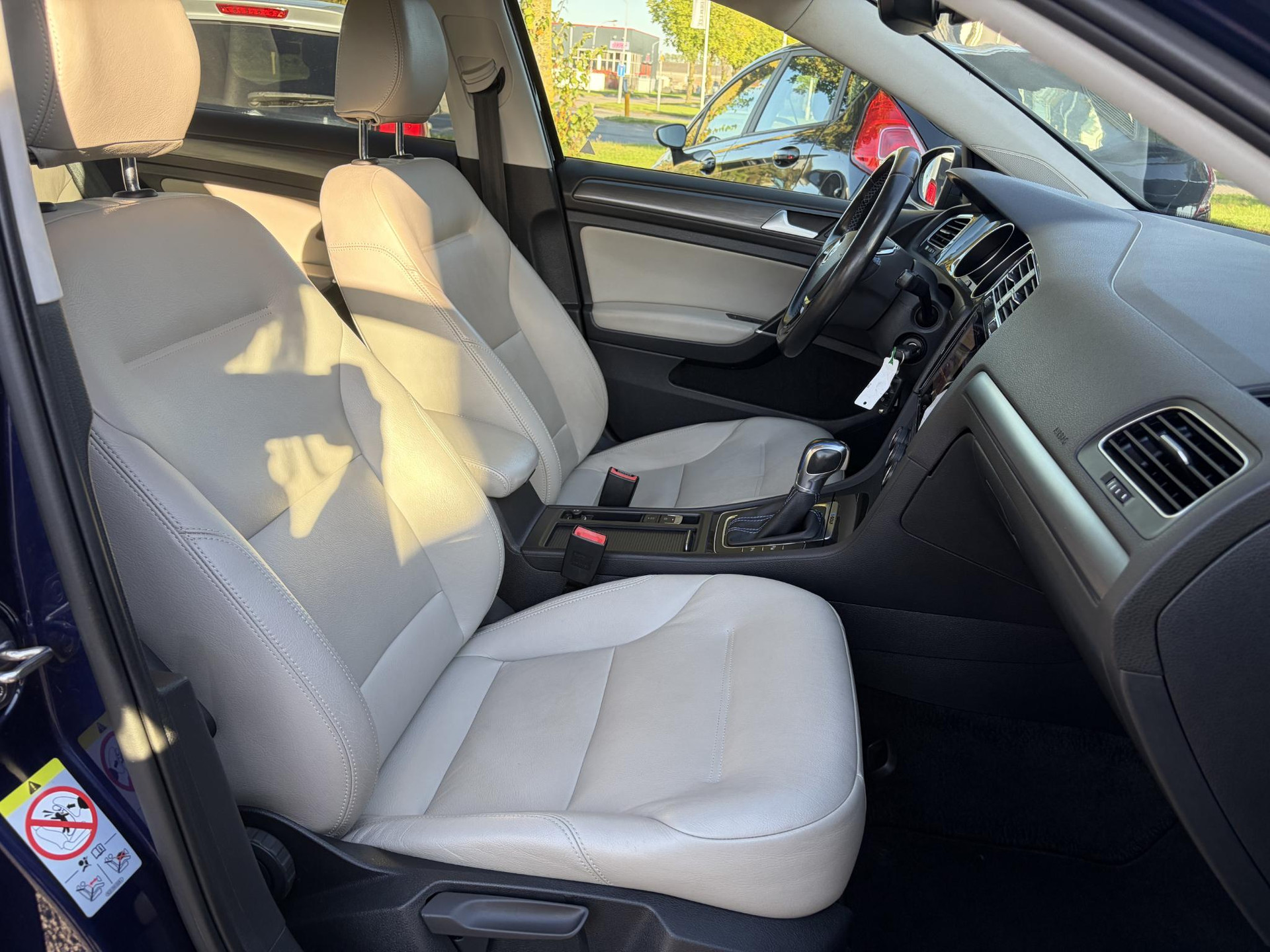 Volkswagen e-Golf e-Golf ✓SOH 88.57%✓Carplay✓Navi✓Leder✓Clima✓Cruise✓Pdc V+A✓LED✓16'' Lm velgen✓N.A.P✓Apk tot 02-2027