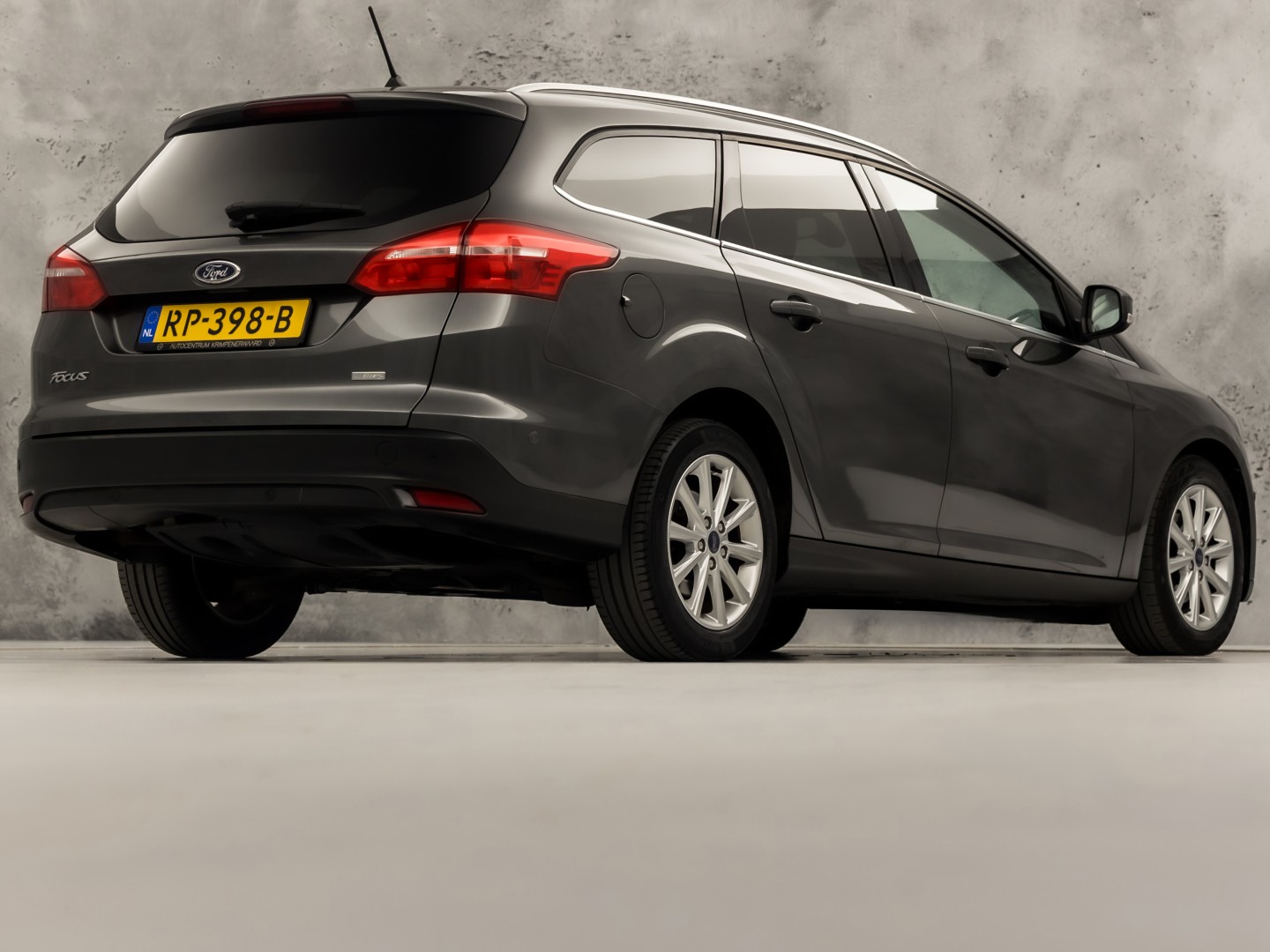 Ford Focus Wagon 1.0 Titanium Sport (APPLE CARPLAY, NAVIGATIE, CLIMATE, GETINT GLAS, SPORTSTOELEN, KEYLESS, PARKEERSENSOREN, NIEUWE APK, NIEUWSTAAT)