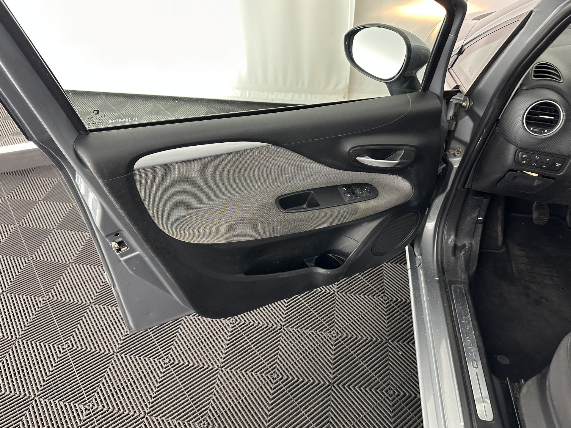 Fiat Punto Evo 1.3 M-Jet Dynamic *ECC | PDC | CRUISE | COMFORT-SEATS | TOWBAR | RADIO-CD/MP3 | 15''ALU *