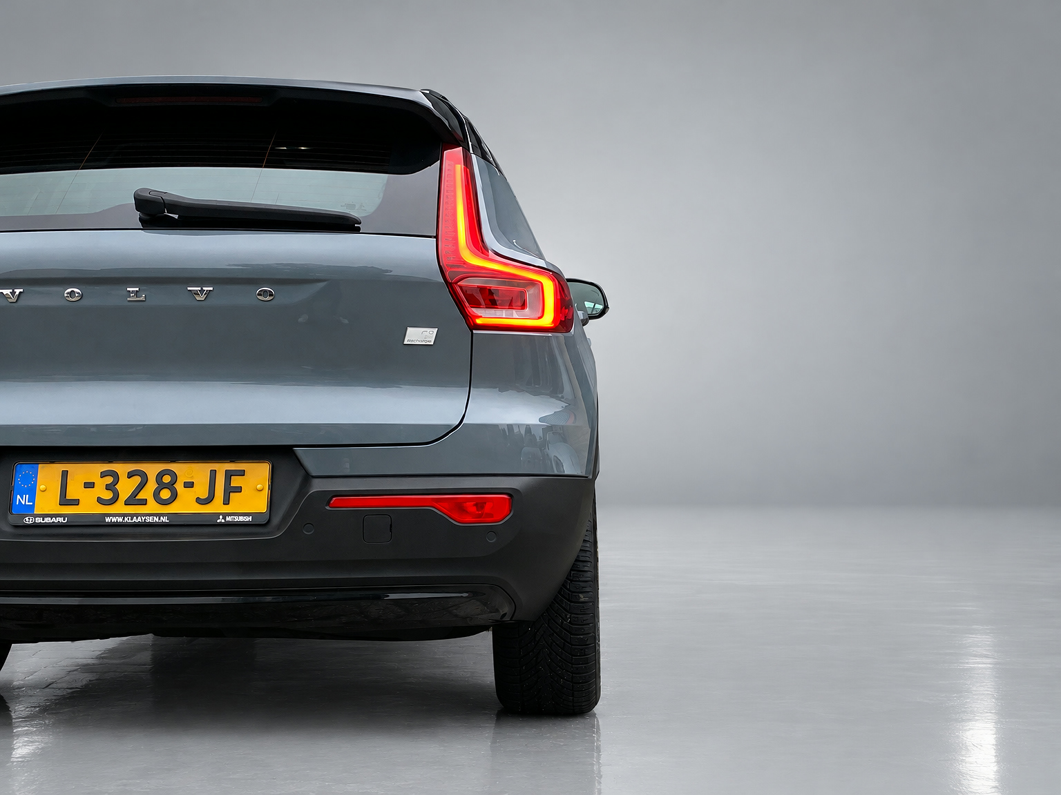 Volvo XC40 Recharge P8 AWD R-Design 408 pk | apple carplay | stoel-stuurverwarming | leder-alcantara | elektr. a. klep | BTW