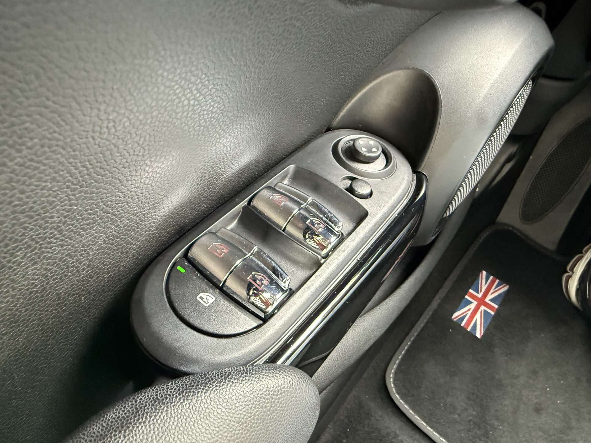 MINI 5-Deurs 1.5 Cooper Chili Serious Business | Stoelverwarming | Sportstoelen | Clima | Cruise