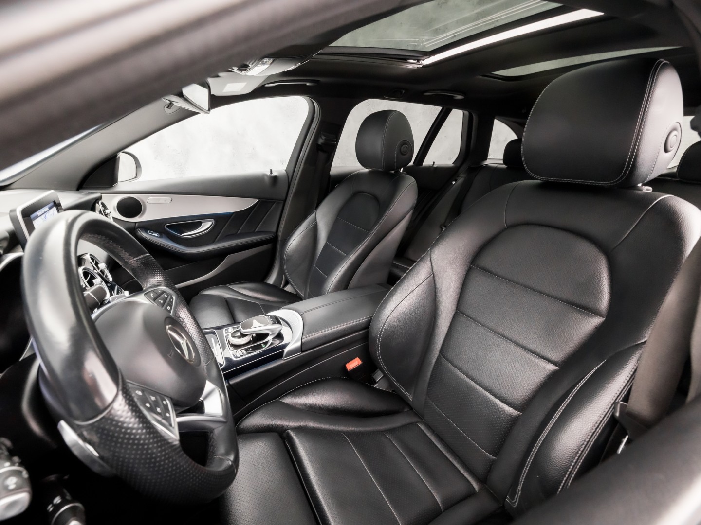Mercedes-Benz C-Klasse 180 AMG Sport 156Pk Automaat (PANORAMADAK, NAVIGATIE, LEDER, ELEK SPORTSTOELEN, STOELVERWARMING, ELEK ACHTERKLEP, GETINT GLAS, ZWART HEMEL, NIEUWSTAAT)