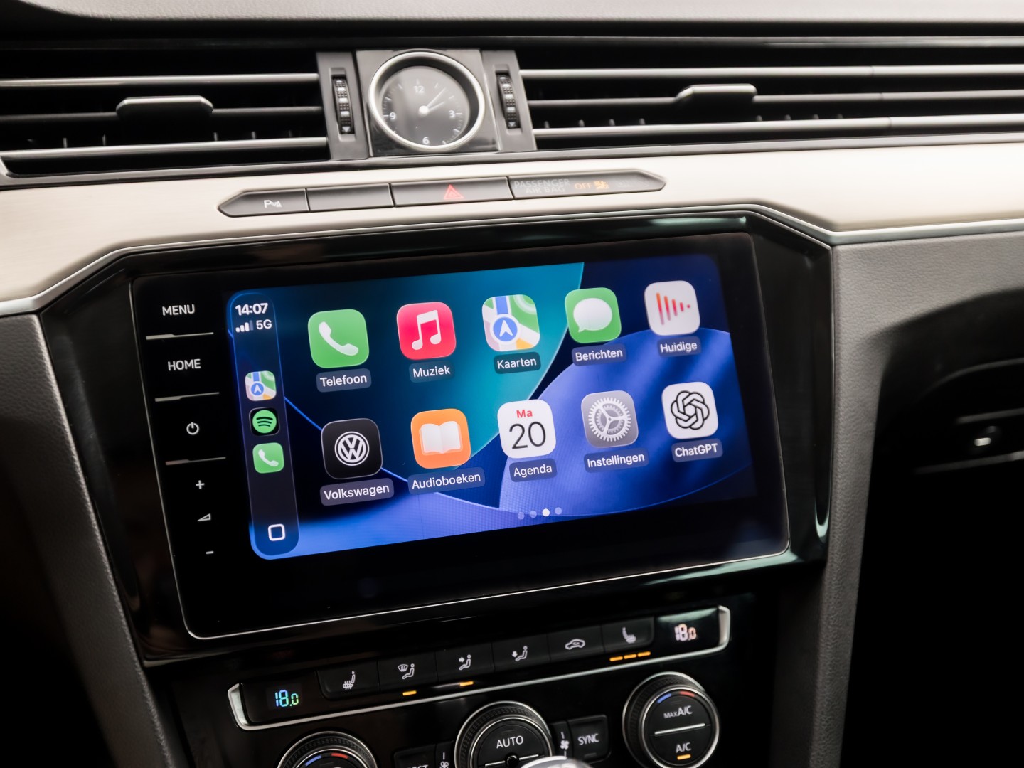 Volkswagen Passat Variant 1.4 TSI ACT Highline R 150Pk Automaat (VIRTUAL COCKPIT, APPLE CARPLAY, BLACK PACK, CAMERA, STOELVERWARMING, LEDER/ALCANTARA, GETINT GLAS, KEYLESS, ADAPTIVE CRUISE, NIEUWSTAAT)