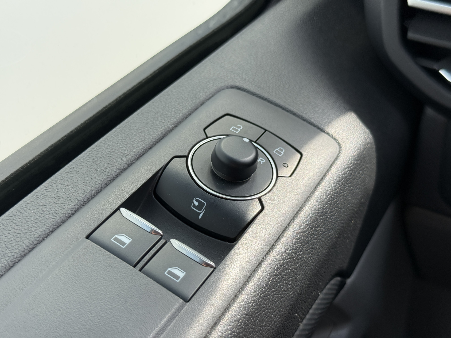 Ford e-Transit Custom 65 kWh 218PK Elektrisch 344km WLTP 2300kg Trekvermogen BEV Snelladen Stoelverwarming LED Cruise Control Camera Carplay Parkeersensoren v+a