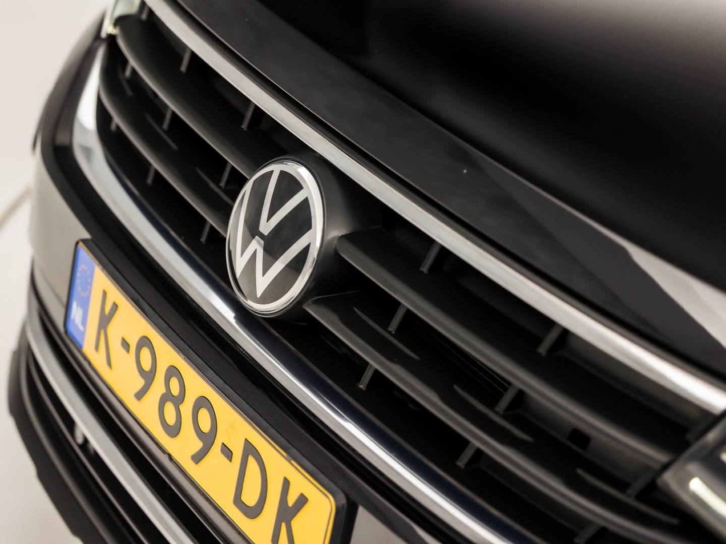 Volkswagen Tiguan 1.5 TSI Life Sport 150Pk Automaat (VIRTUAL COCKPIT, APPLE CARPLAY, CLIMATE, KEYLESS, STOELVERWARMING, SPORTSTOELEN, GETINT GLAS, ELEK ACHTERKLEP, ALCANTARA, NIEUWE APK, NIEUWSTAAT)