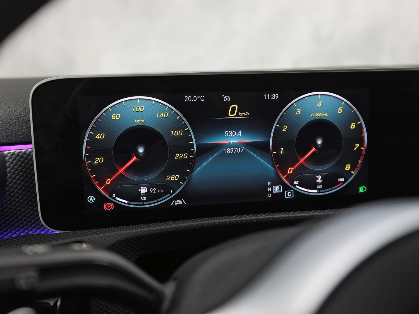 Mercedes-Benz A-Klasse 200 AMG Sport 163Pk Automaat (PANORAMADAK, APPLE CARPLAY, GROOT NAVI, SFEERVERLICHTING, CAMERA, SPORTSTOELEN, LEDER, GETINT GLAS, STOELVERWARMING, NIEUWSTAAT)