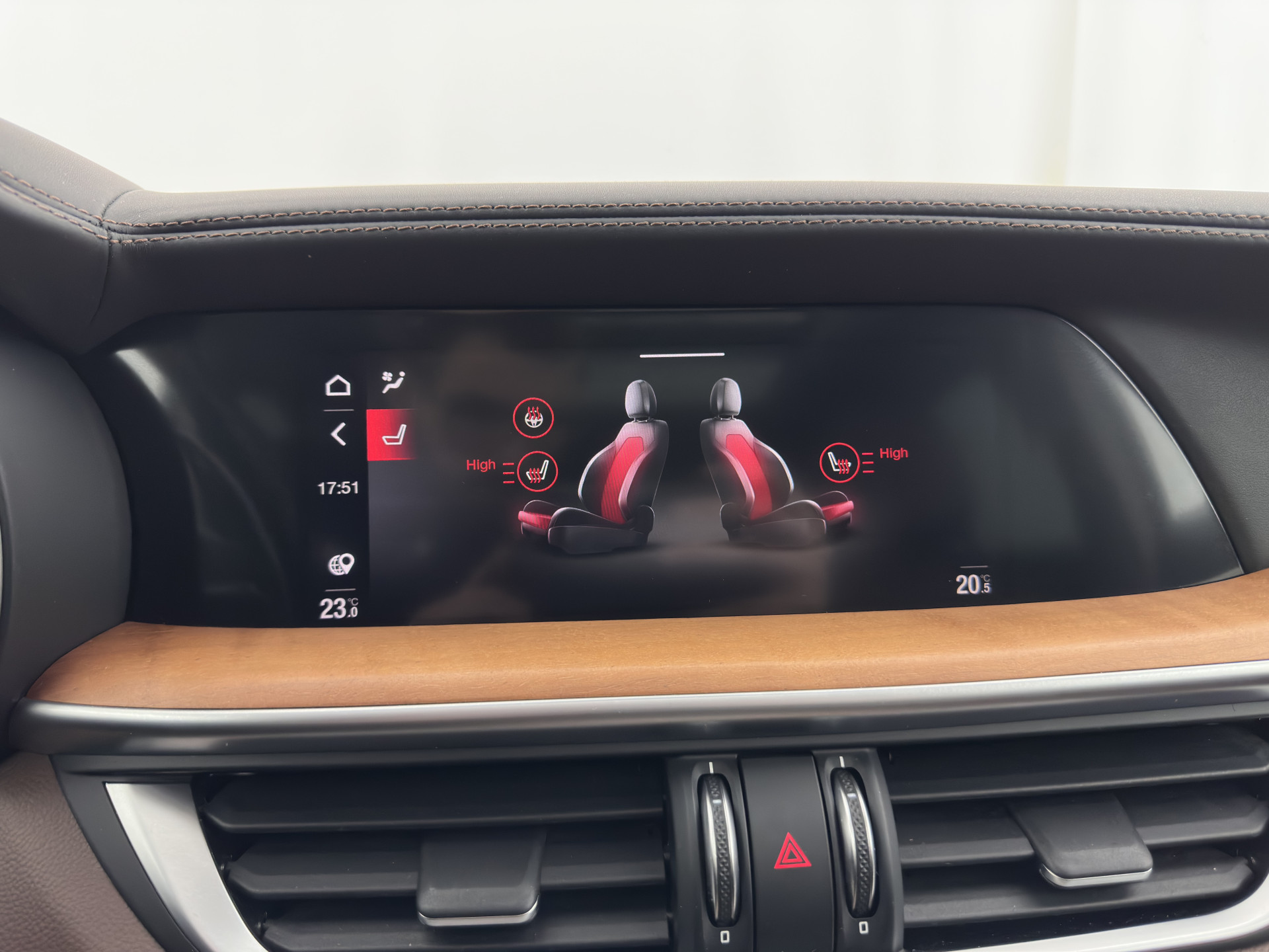 Alfa Romeo Stelvio 2.0 T Veloce AWD B-Tech Business Edition Aut. *PANO | LEATHER | XENON | ADAPTIVE-CRUISE | MEMORY-PACK | BLIND-SPOT | HEATED-SPORTSEATS | CAMERA | DAB+ | KEYLESS | SHIFT-PADDLES | PRIVACY-GLASS | NAVI-FULLMAP | TOWBAR | 20''