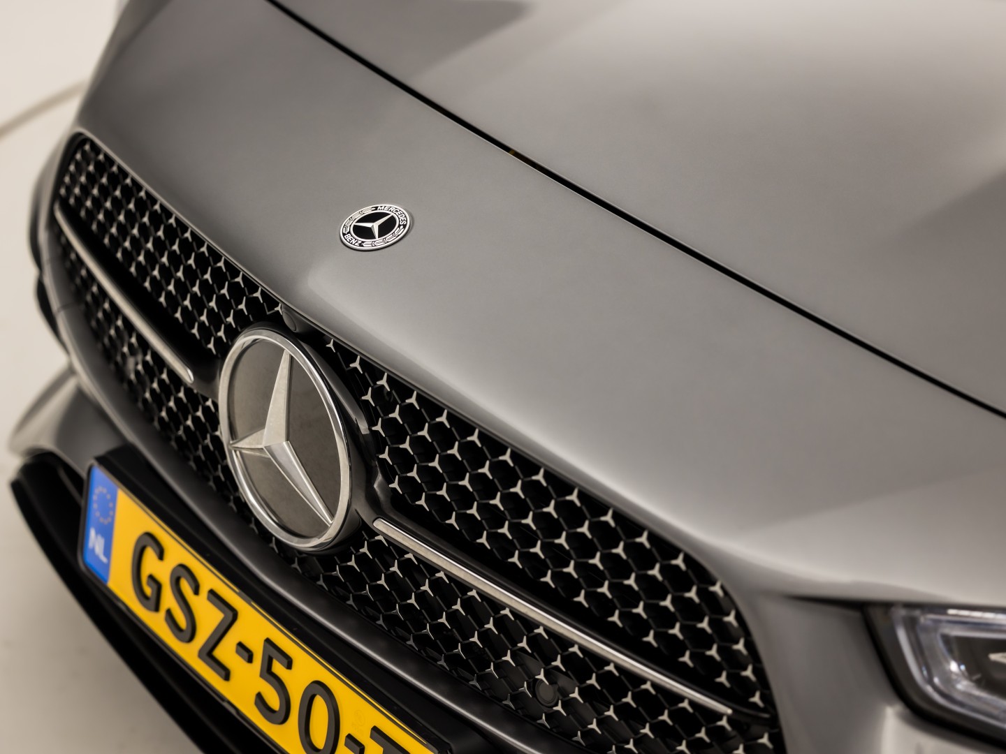 Mercedes-Benz CLA-Klasse 180 AMG Sport Automaat (GROOT NAVI, LOGISCH NAP, CAMERA, LEDER, SPORTSTOELEN, GETINT GLAS, STOELVERWARMING, ELEK ACHTERKLEP, NIEUWSTAAT)