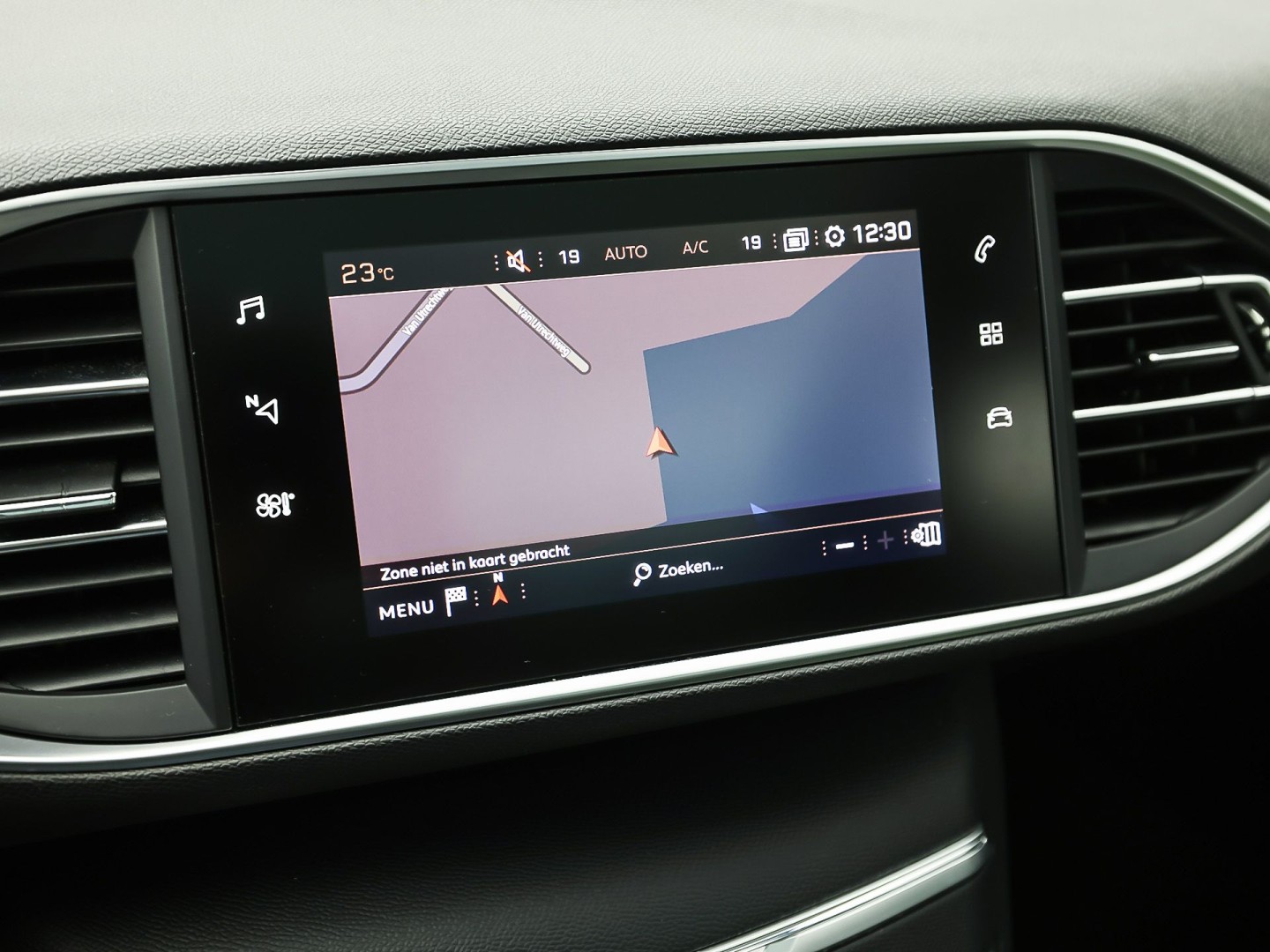Peugeot 308 SW 1.2 PureTech Sport (PANORAMADAK, APPLE CARPLAY, GROOT NAVI, TREKHAAK, GETINT GLAS, SPORTSTOELEN, PARKEERSENSOREN, CRUISE, NIEUWSTAAT)