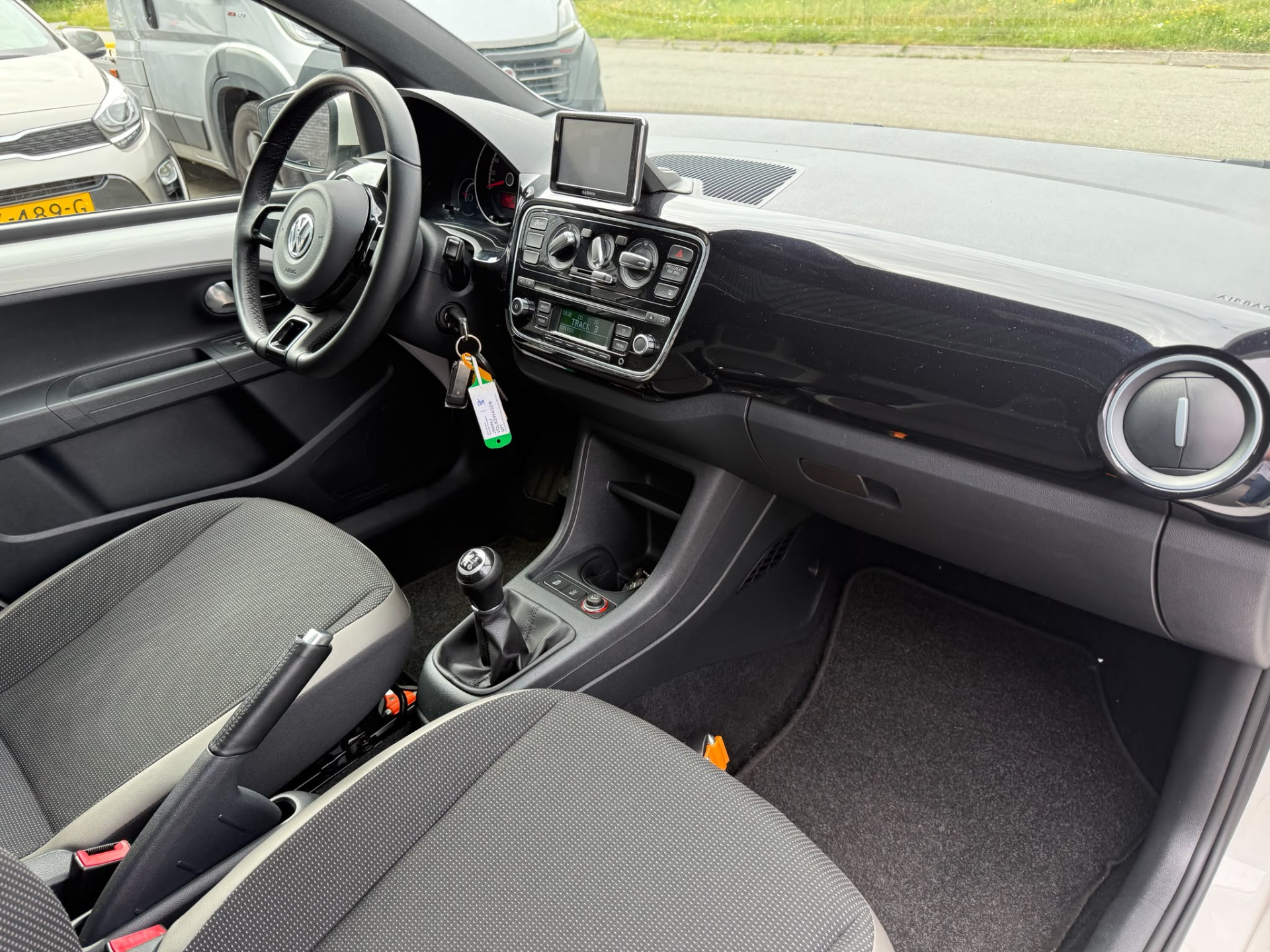 Volkswagen Up! 1.0 high up! BlueMotion | 2E EIGENAAR | 3/6/12MND GARANTIE | PANO | CRUISE | AIRCO | NAVI | FENDER AUDIO |