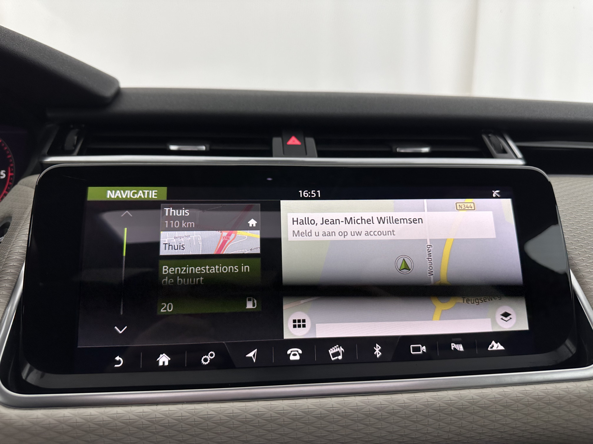 Land Rover Range Rover Velar 2.0 I4 AWD R-Dynamic HSE Aut. *PANO | LEATHER | FULL-LED | MEMORY-PACK | BLINDSPOT | MERIDIAN-SURROUND | DIGI-COCKPIT | CAMERA | KEYLESS | HEATED-COMFORTSEATS | PRIVACYGLASS | SHIFTPADDLES | HEAD-UP | 21"ALU*