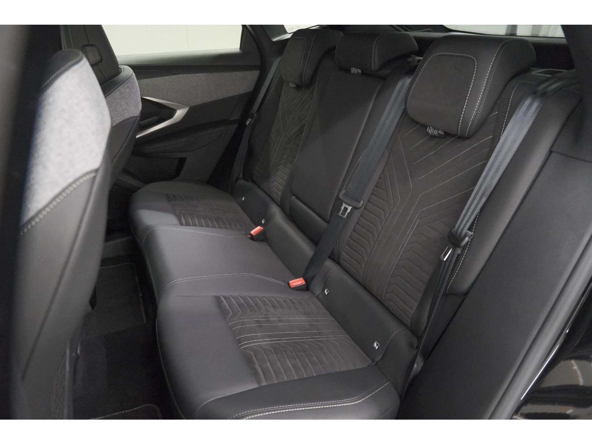 Peugeot 3008 1.2 Hybrid 145 GT | 360 Vision Pack | Adaptieve Cruise Control | Stoelen Pakket Inclusief Verwarmde Achterbank