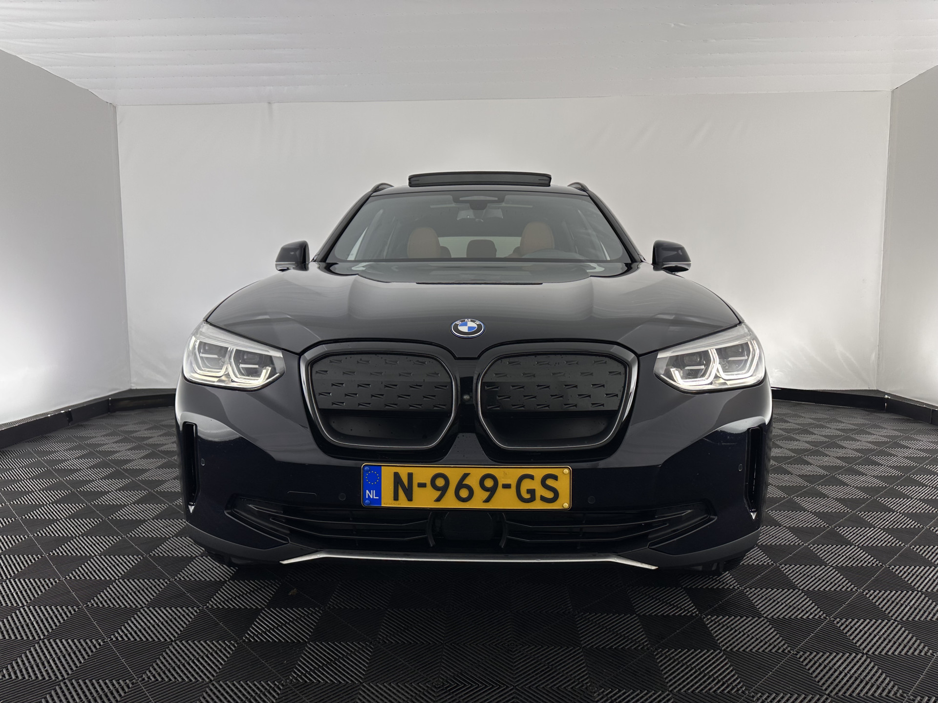 BMW iX3 High Executive 80 kWh [ 3-Fase-11kW ] {SOH-96%} (INCL-BTW) Aut. *PANO | LEATHER | HARMAN/KARDON | FULL-LED | BLINDSPOT | MEMORY-PACK | DIGI-COCKPIT | HEATED-SPORTSEATS | KEYLESS | TOPVIEW | DAB+ | NAVI-FULLMAP | HEAD-UP | PRIVACY-GLASS |