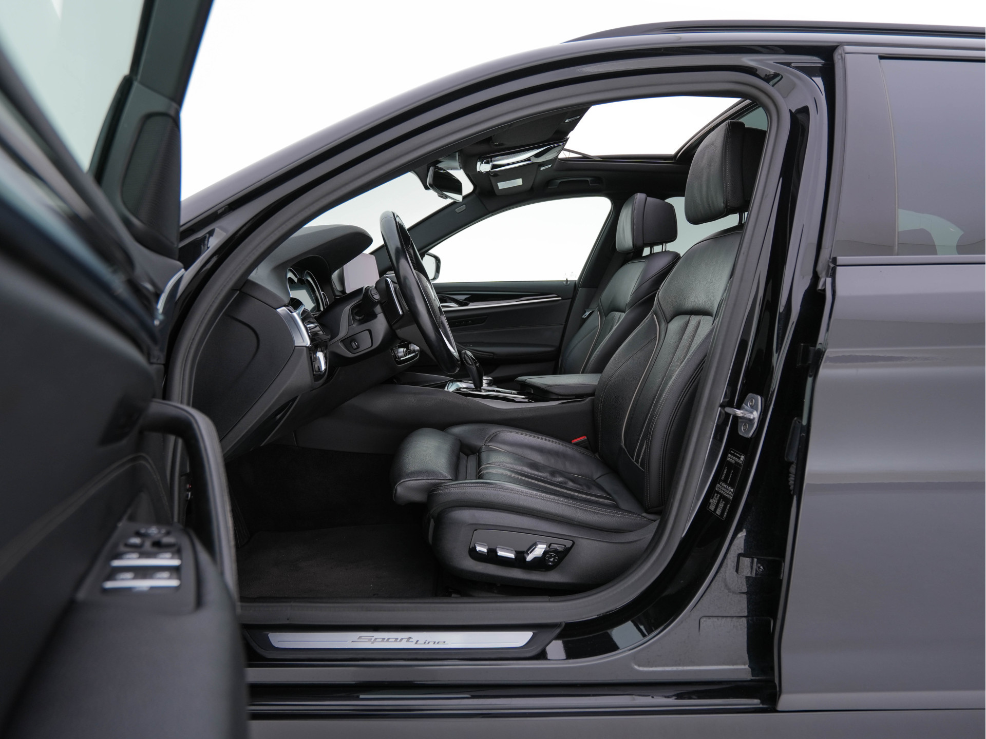 BMW 5-serie Touring 530d Sportline High Executive Aut. *PANO | LEATHER | FULL-LED | MEMORY-PACK | TOP-VIEW | HEATED-COMFORTSEATS | NAVI-FULLMAP | PRIVACY-GLASS | AMBIENT-LIGHT | ECC | CARPLAY | PDC | TOWBAR | SHIFT-PADDLES | 20"ALU*