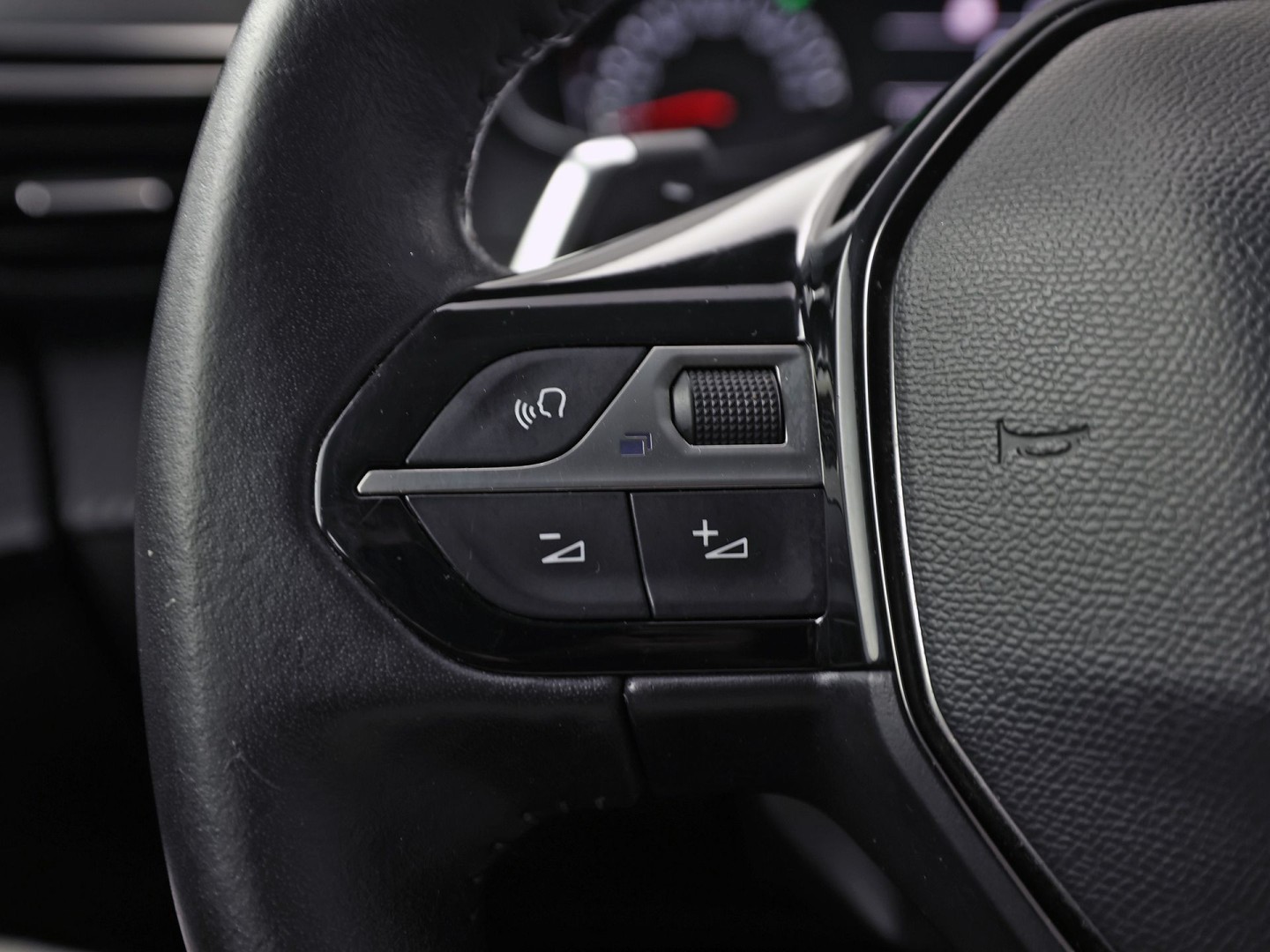 Peugeot 208 1.2 PureTech Sport Automaat (APPLE CARPLAY, KEYLESS, PARKEERSENSOREN, SPORTSTOELEN, CRUISE, LANE ASSIST, NIEUWE APK, NIEUWSTAAT)