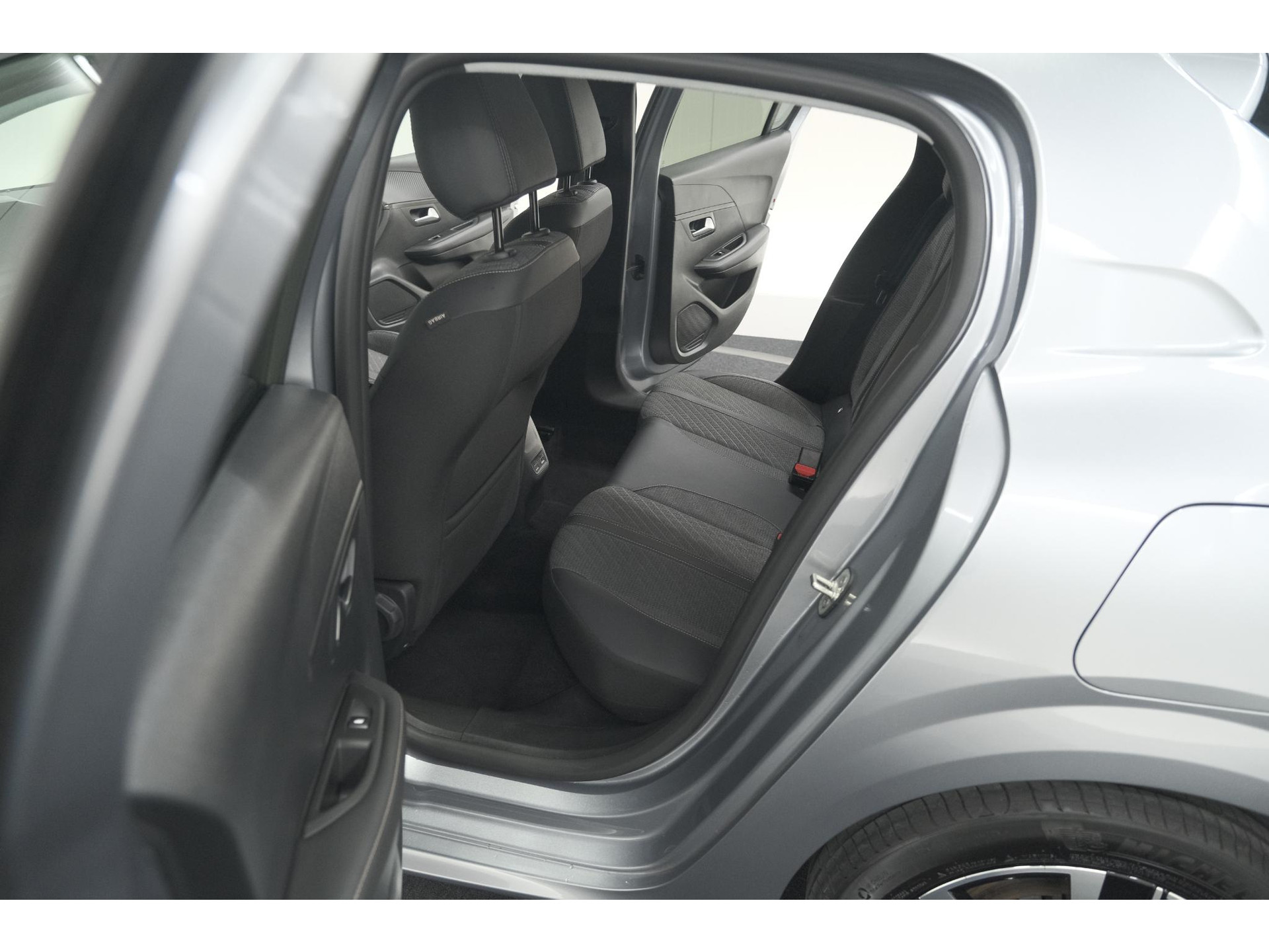 Peugeot 208 PureTech 100 Allure | Apple Carplay | Parkeersensoren | Climate Control