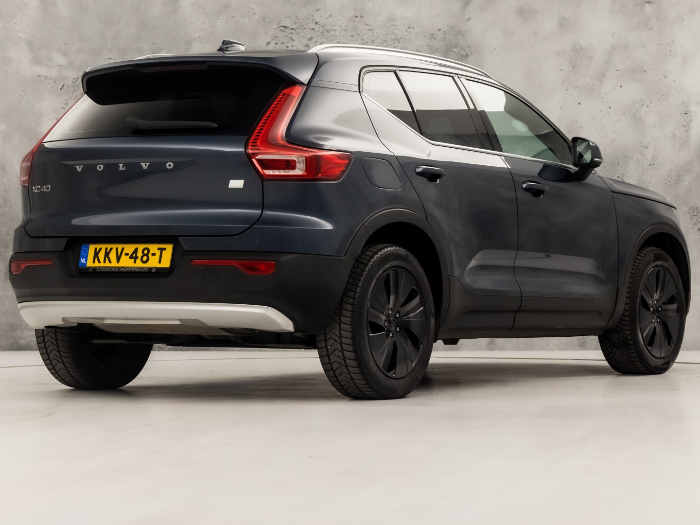 Volvo XC40 1.5 T5 Recharge Sport 262Pk Automaat (BLACK PACK, APPLE CARPLAY, GROOT NAVI, ZWART HEMEL, STUUR/STOELVERWARMING, SPORTSTOELEN, GETINT GLAS, LANE ASSIST, NIEUWE APK, NIEUWSTAAT)