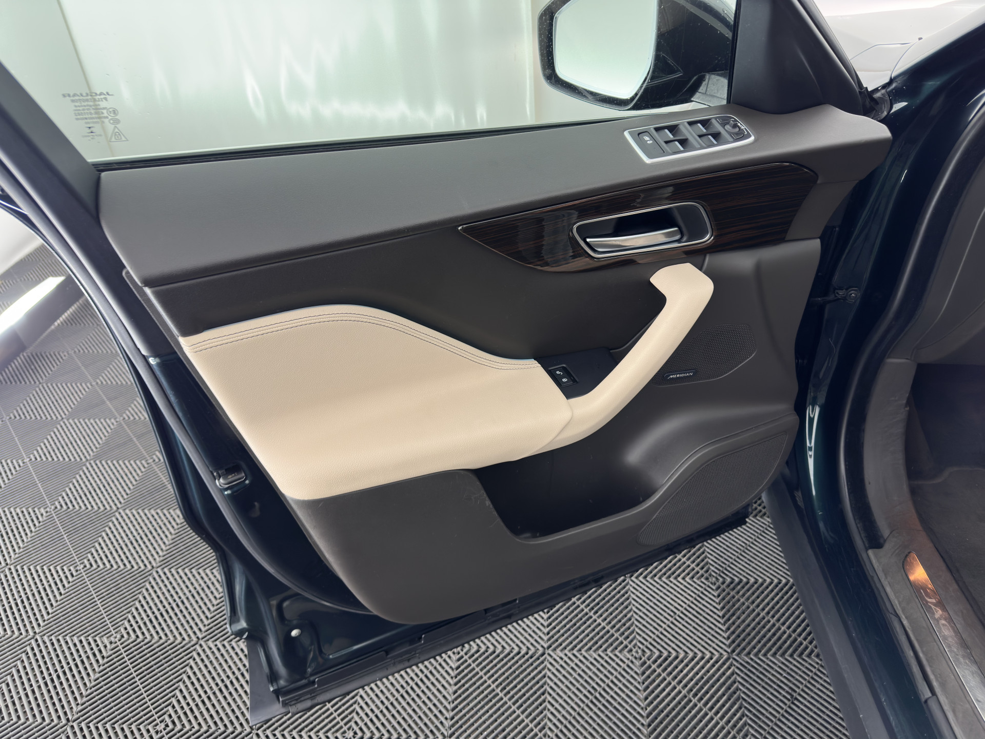 Jaguar F-PACE 2.0 Portfolio AWD 20d Aut. *PANO | DIGI-COCKPIT | XENON | LEATHER | KEYLESS | MERIDIAN-SOUND | NAVI-FULLMAP | ECC | PDC | CRUISE | 19''ALU*