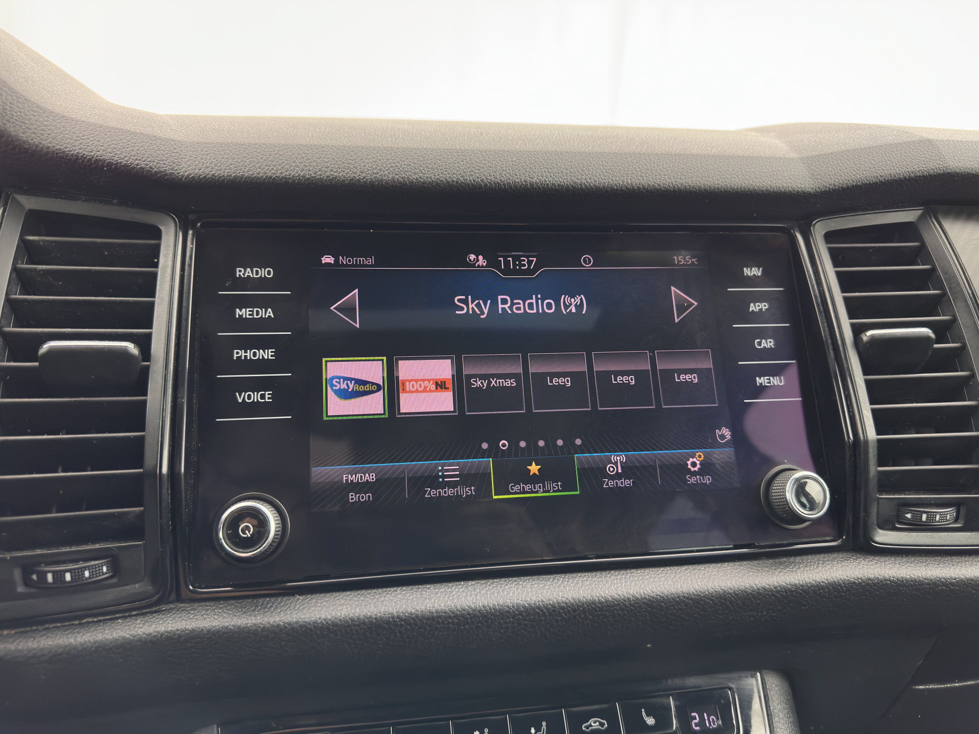 ŠKODA Kodiaq 1.5TSI Sportline (INCL-BTW) Aut. *PANO | 20" ALU | TOW BAR | LEATHER-MICROFIBRE | FULL-LED | MEMORY-PACK | SPORTSEATS | SHIFT-PADDLES | ADAPTIVE-CRUISE | DIGI-COCKPIT | NAVI-FULLMAP | CANTON-AUDIO | DAB | AMB