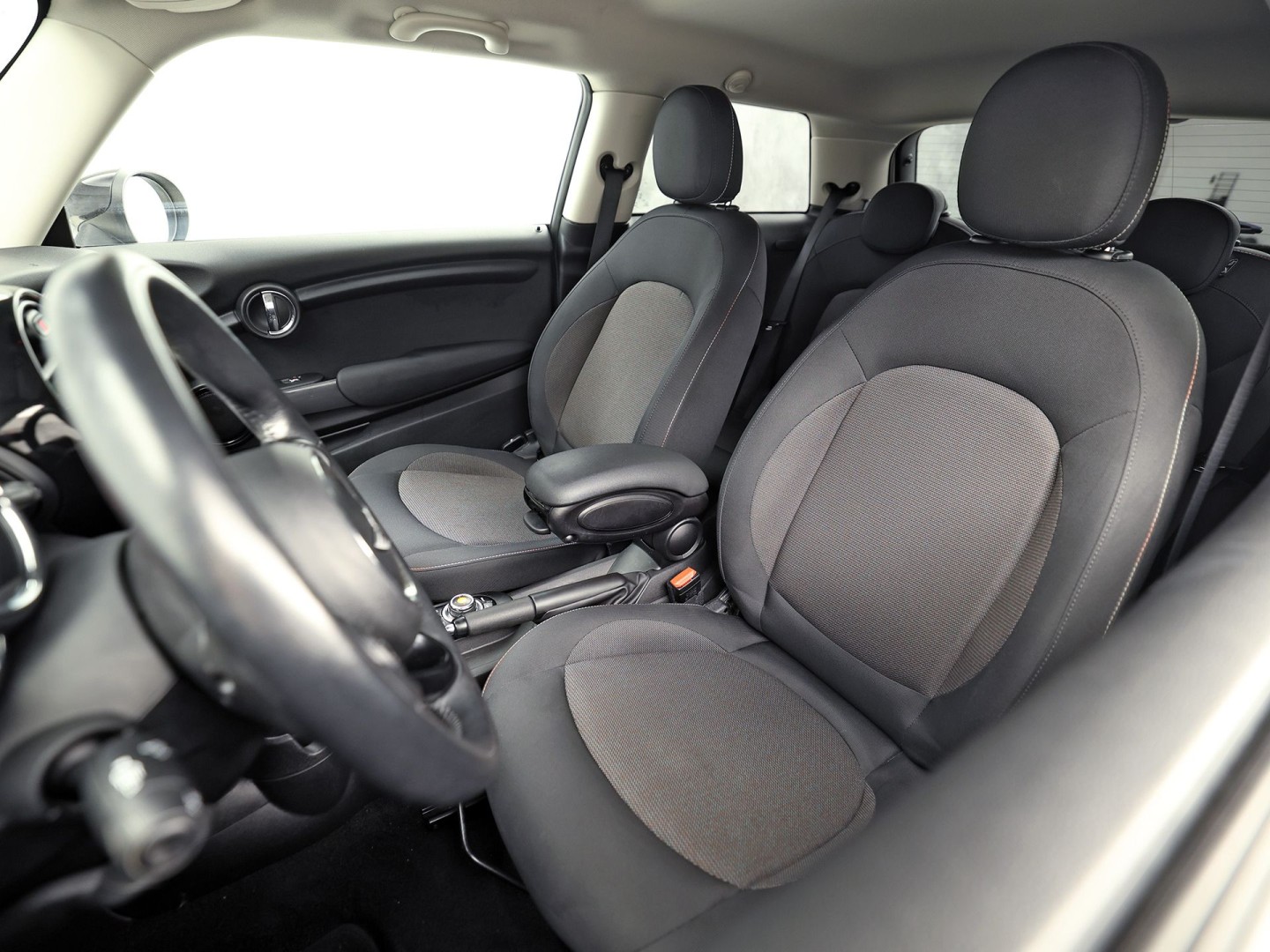 MINI 3-deurs 1.5 Cooper Sport 136Pk (NAVIGATIE, GETINT GLAS, AIRCO, BLUETOOTH, LM VELGEN, SPORTSTOELEN, CRUISE, NIEUWE APK, NIEUWSTAAT)