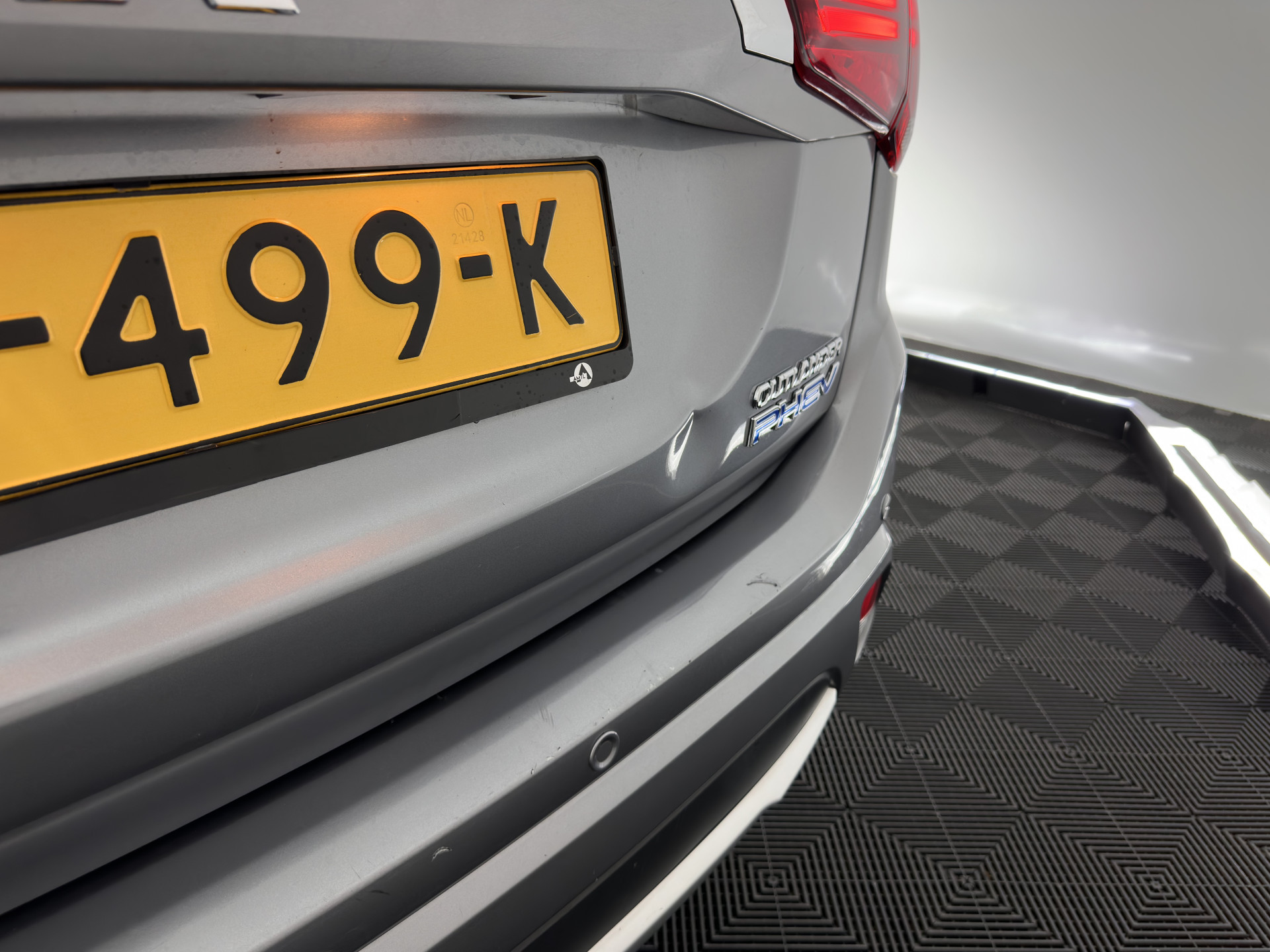 Mitsubishi Outlander 2.0 PHEV (Plug-In) Pure (INCL-BTW) Aut. *LEATHER-MICROFIBRE | COMFORTSEATS | CARPLAY | CAMERA | DAB+ | KEYLESS | PRIVACY-GLASS | SHIFT-PADDLES | TOWBAR | 16''ALU*