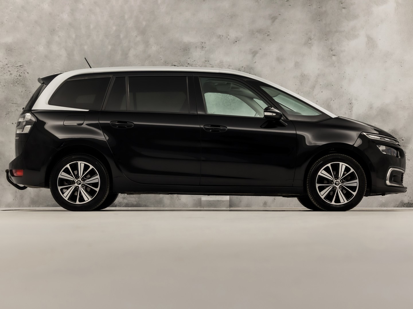 Citroën Grand C4 Spacetourer 1.2 PureTech Sport 7 Persoons Automaat 131Pk (APPLE CARPLAY, DB-RIEM VERVANGEN, GROOT NAVI, CAMERA, GETINT GLAS, TREKHAAK, NIEUWE APK, NIEUWSTAAT)