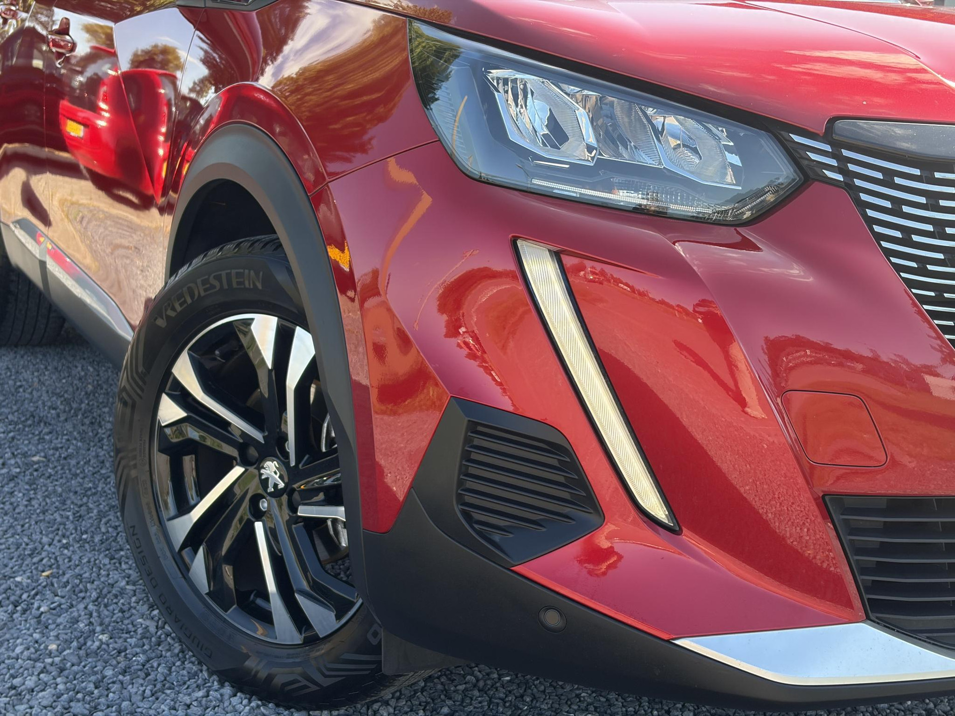 Peugeot 2008 1.2 PureTech Allure ✓Recent beurt gehad✓D-riem vv in 06-2025✓360° Camera✓Draadloze telefoonlader✓Carplay✓Keyless✓Automaat✓Trekhaak✓Halfleder✓Navi✓Clima✓Cruise✓131pk✓Lm velgen✓2e Eigenaar✓Pdc V+A✓Rijstrooksensor✓N.A.P✓Apk tot 04-2028