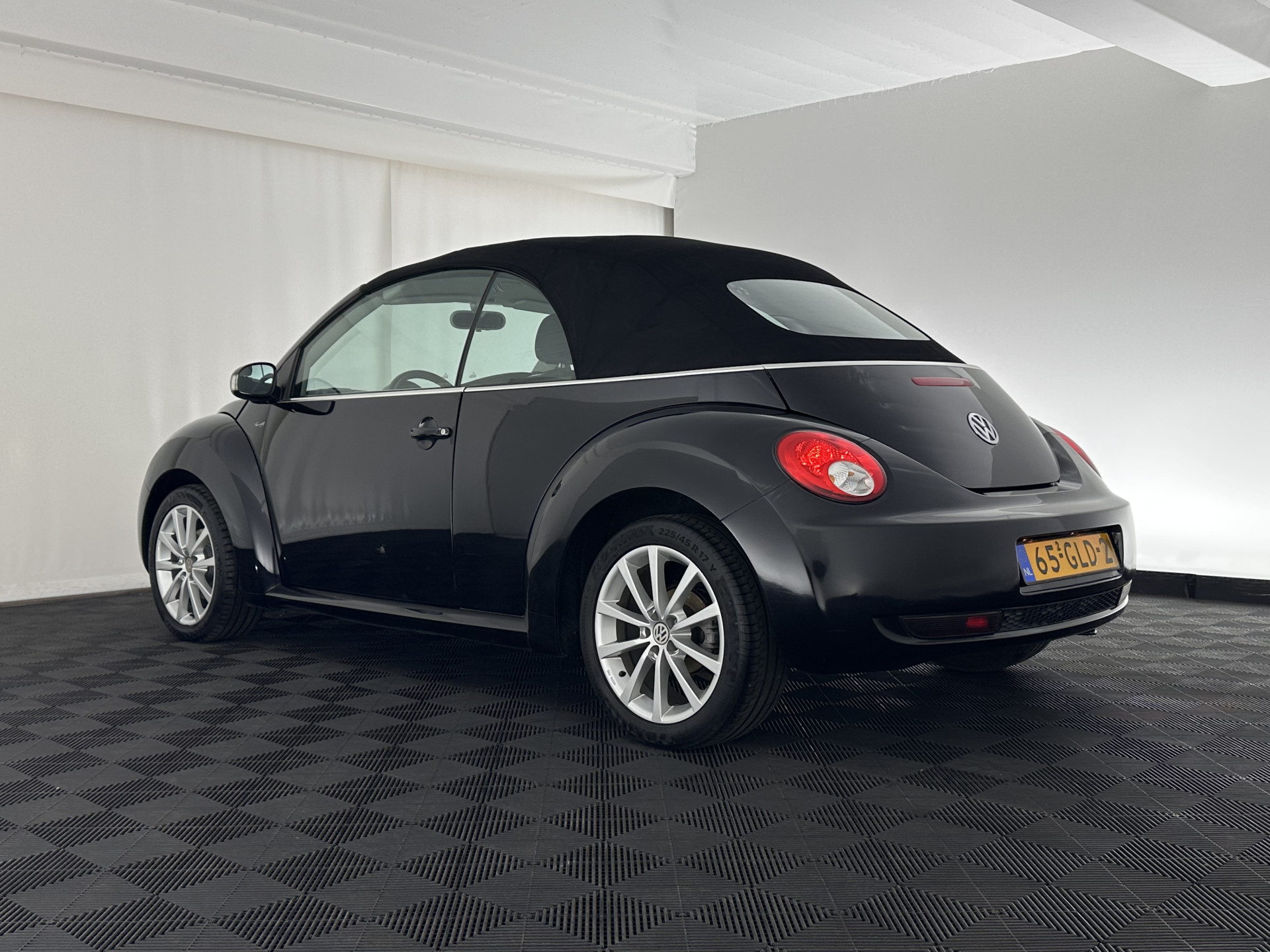 Volkswagen New Beetle Cabriolet 1.6 Highline *AIRCO | CRUISE | COMFORTSEATS | RADIO-CD/MP3 | 17''ALU*