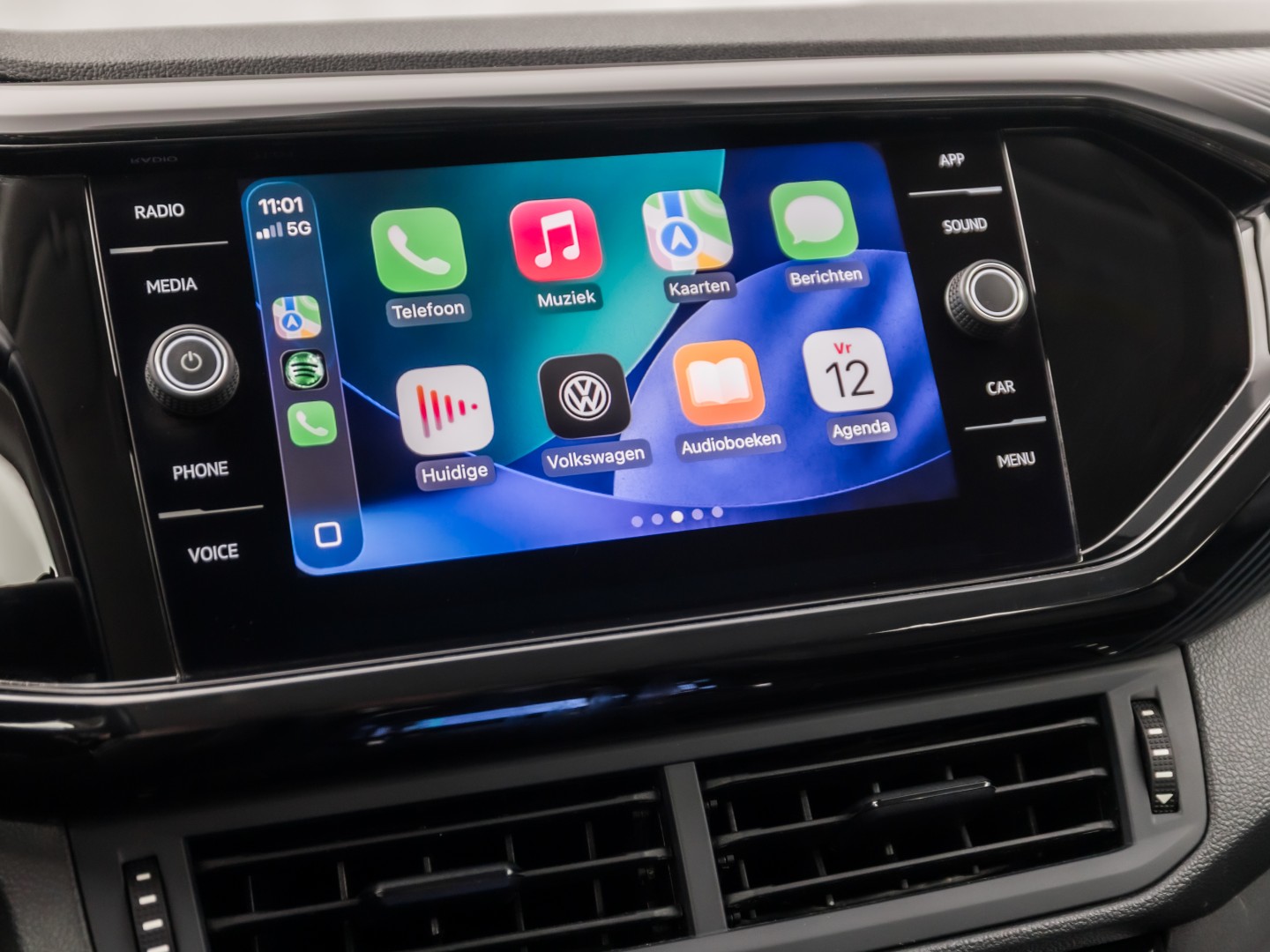 Volkswagen T-Cross 1.0 TSI Sport (APPLE CARPLAY, CAMERA, GETINT GLAS, CRUISE, LM VELGEN, SPORTSTOELEN, NIEUWSTAAT)