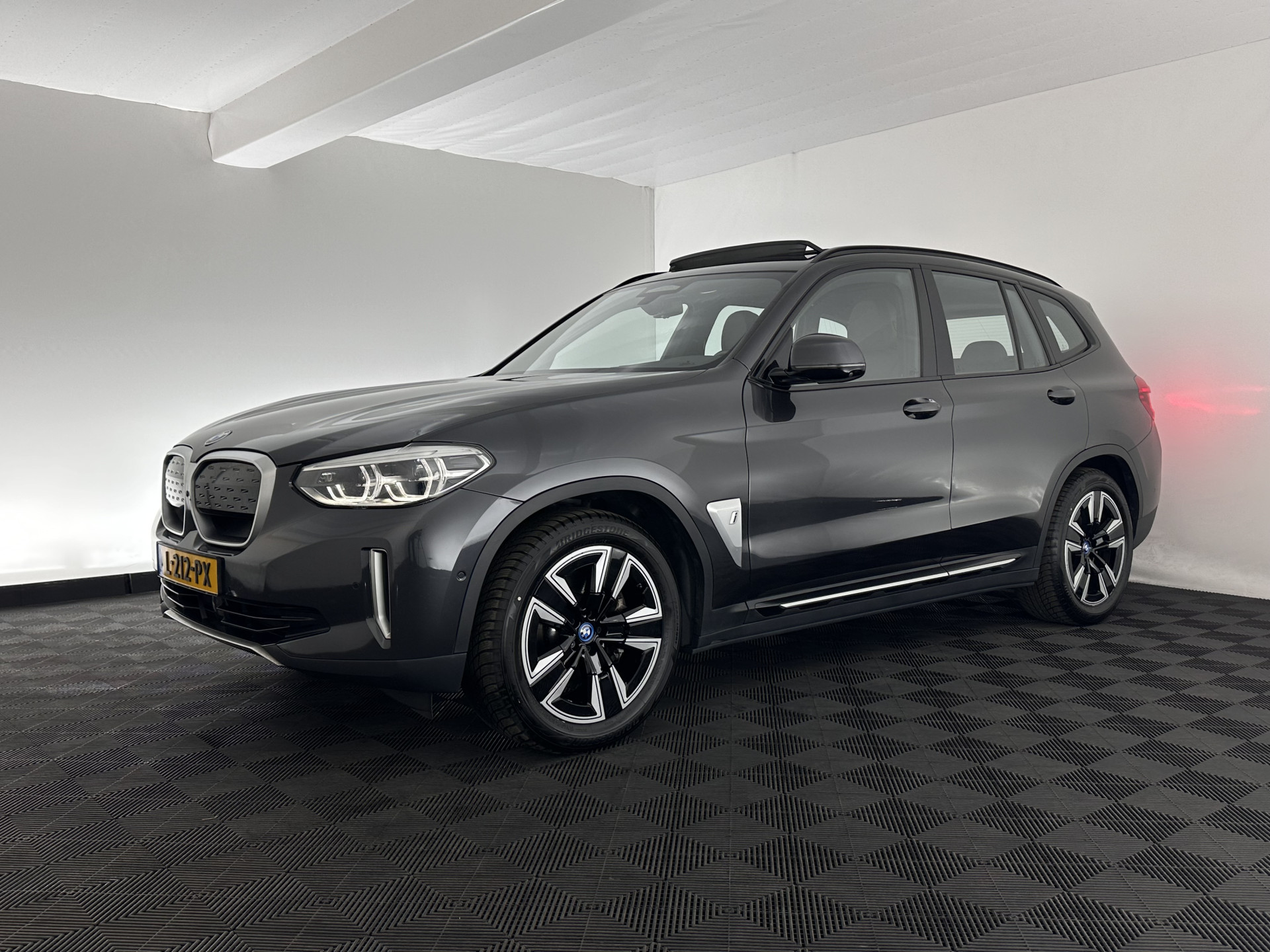 BMW iX3 High Executive 80 kWh [ 3-Fase-11kW ] {SOH-99%} (INCL-BTW) Aut. *HEATPUMP | PANO | LEATHER | HARMAN/KARDON | FULL-LED | BLINDSPOT | MEMORY-PACK | DIGI-COCKPIT | HEATED-SPORTSEATS | KEYLESS | TOPVIEW | DAB+ | NAVI-FULLMAP | HEAD-UP | ...