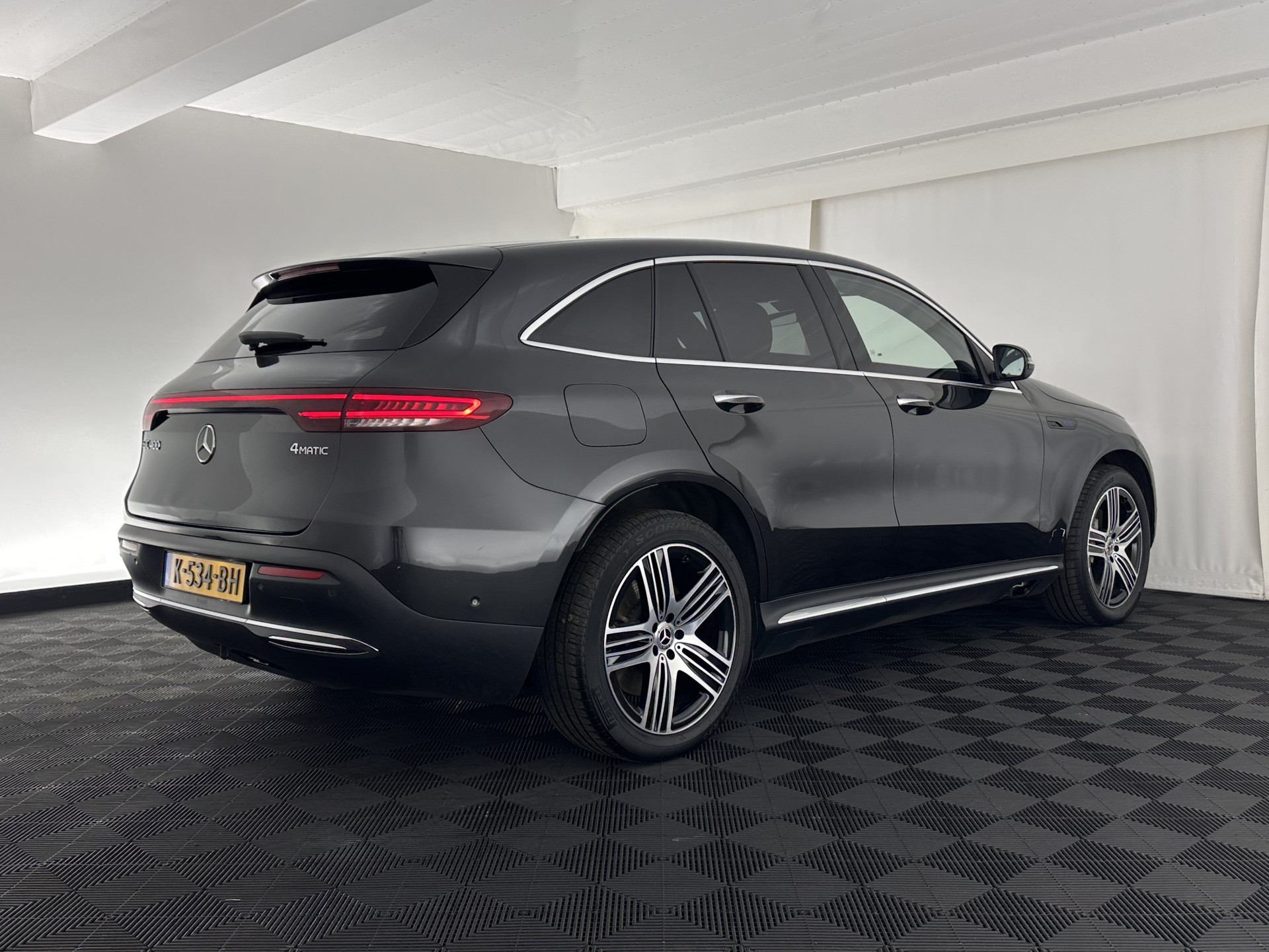 Mercedes-Benz EQC 400 4MATIC Business Solution Luxury 80 kWh {SOH-89%} (INCL.BTW) Aut.*LEATHER | FULL-LED | DISTRONIC | BLINDSPOT | HEATED-COMFORTSEATS | DIGI-WIDESCREEN | DAB+ | KEYLESS | AMBIENTLIGHT | NAVI-FULLMAP | ECC | PRIVACY-GLASS | PDC | 20''ALU*