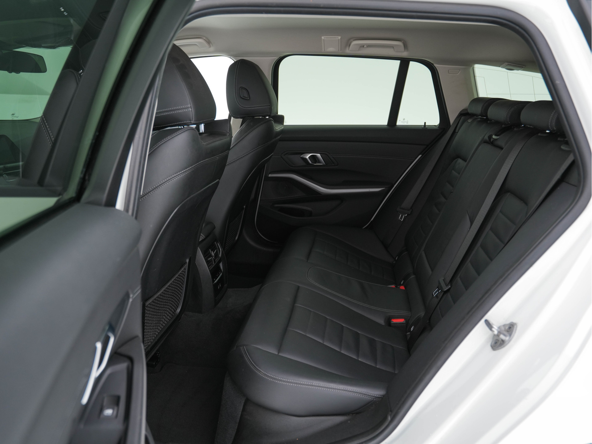 BMW 3-serie Touring 330e Plug-In (INCL-BTW) *LUXURY-LEATHER | NAVI-FULLMAP |  DIGI-COCKPIT | FULL-LED | DAB | ECC | PDC | ADAPTIVE-CRUISE | HEATED-SPORSEATS | KEYLESS | PRIVACY-GLASS | KEYLESS | CARPLAY | TOWBAR | 17"ALU*