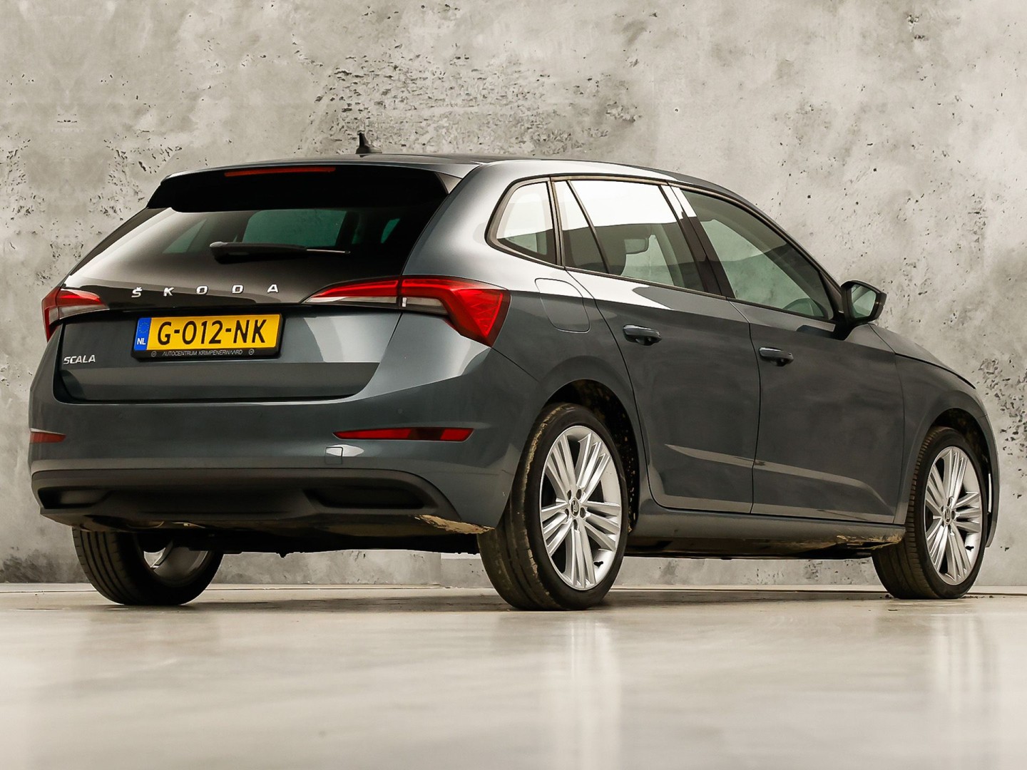 Škoda Scala 1.0 TSI Sport Automaat (VIRTUAL COCKPIT, APPLE CARPLAY, GROOT NAVI, CLIMATE, STOELVERWARMING, SPORTSTOELEN, PARKEERSENSOREN, LED KOPLAMPEN, NIEUWSTAAT)