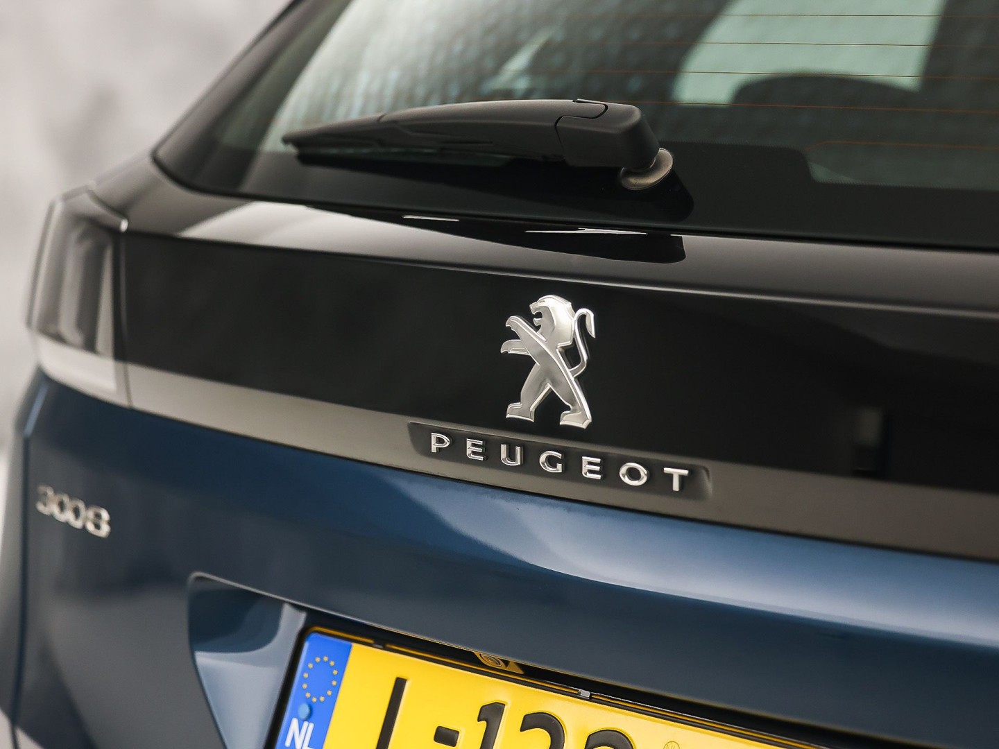 Peugeot 3008 1.2 PureTech Premium Automaat (APPLE CARPLAY, NAP, GROOT NAVI, 360 CAMERA, TREKHAAK, SPORTSTOELEN, LANE ASSIST, CRUISE, NIEUWSTAAT)