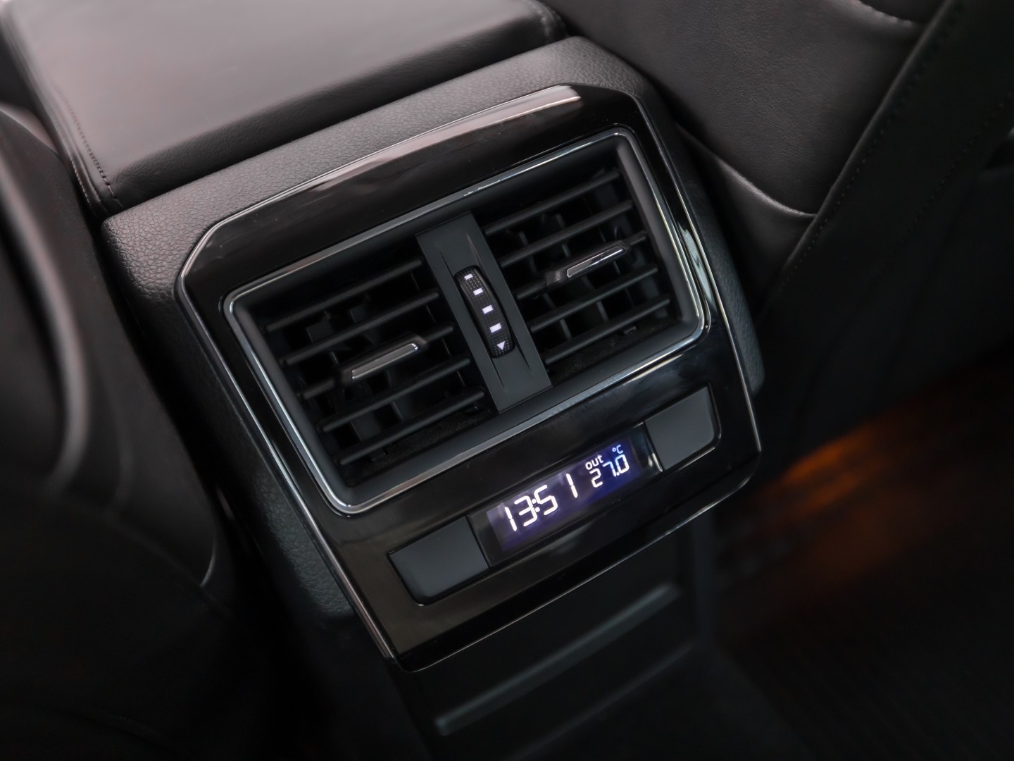Škoda Superb Combi 1.4 TSI iV Sport 218Pk Automaat (VIRTUAL COCKPIT, APPLE CARPLAY, GROOT NAVI, MEMORY SEAT, LEDER/ALCANTARA, CAMERA, STOELVERWARMING, ADAPTIVE CRUISE, ELEK ACHTERKLEP, NIEUWSTAAT)