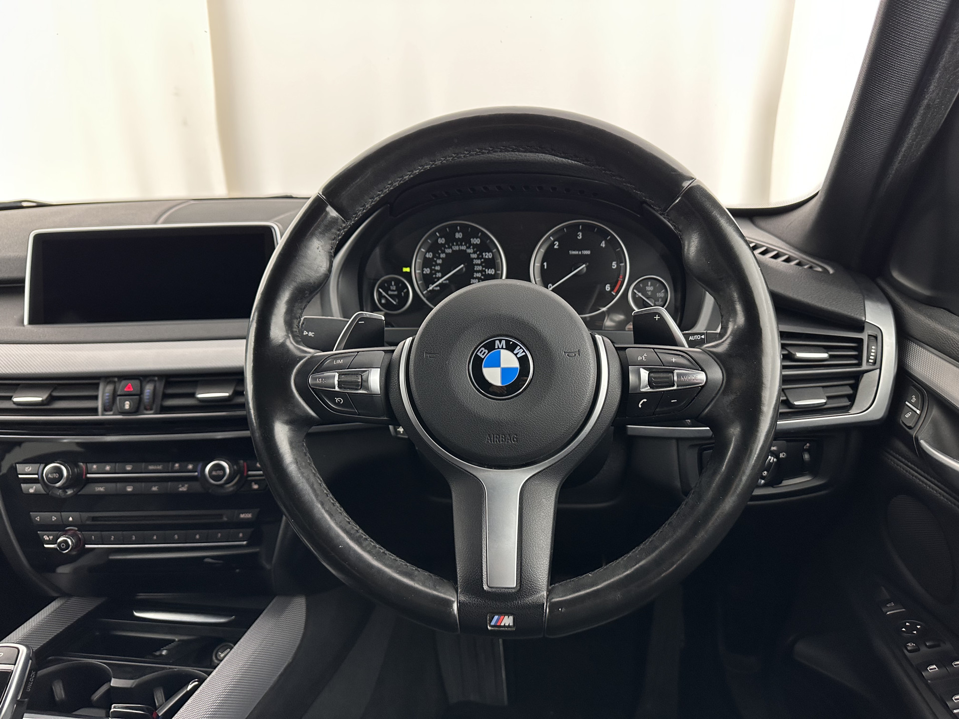 BMW X5 xDrive40d  *Right-Hand-Drive* M-Sportpack High Executive [ 7-Pers. ] Aut. *LEATHER | XENON | MEMORY-PACK | HEATED-SPORTSEATS | NAVI-FULLMAP | SHIFTPADDLES | PRIVACYGLASS | ECC | TOWBAR | PDC | CRUISE | 20''ALU*