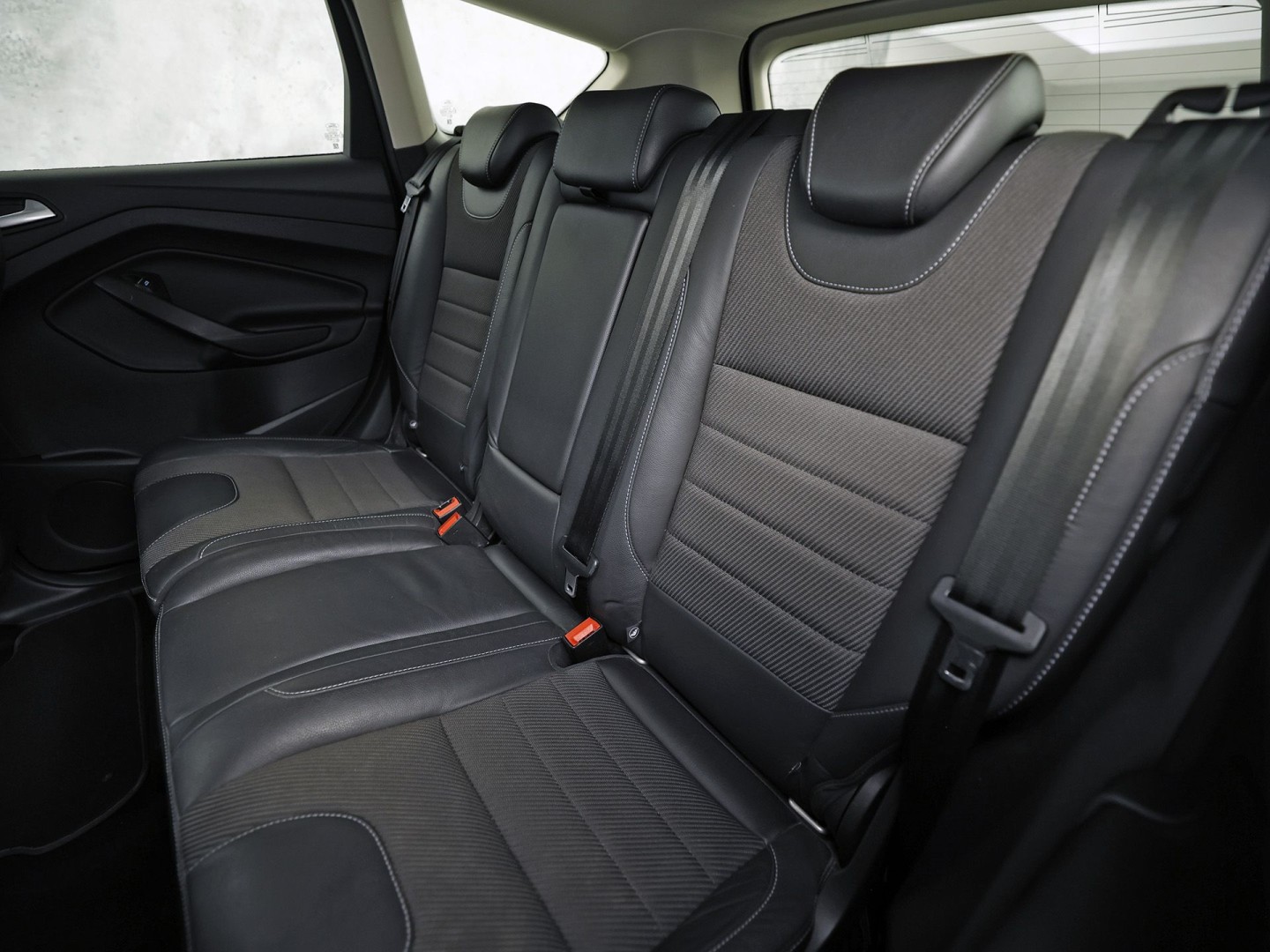 Ford Kuga 1.5 Titanium Sport 150Pk (NAVIGATIE, CLIMATE, STOELVERWARMING, TREKHAAK, GETINT GLAS, SPORTSTOELEN, PARKEERSENSOREN, CRUISE, NIEUWSTAAT)