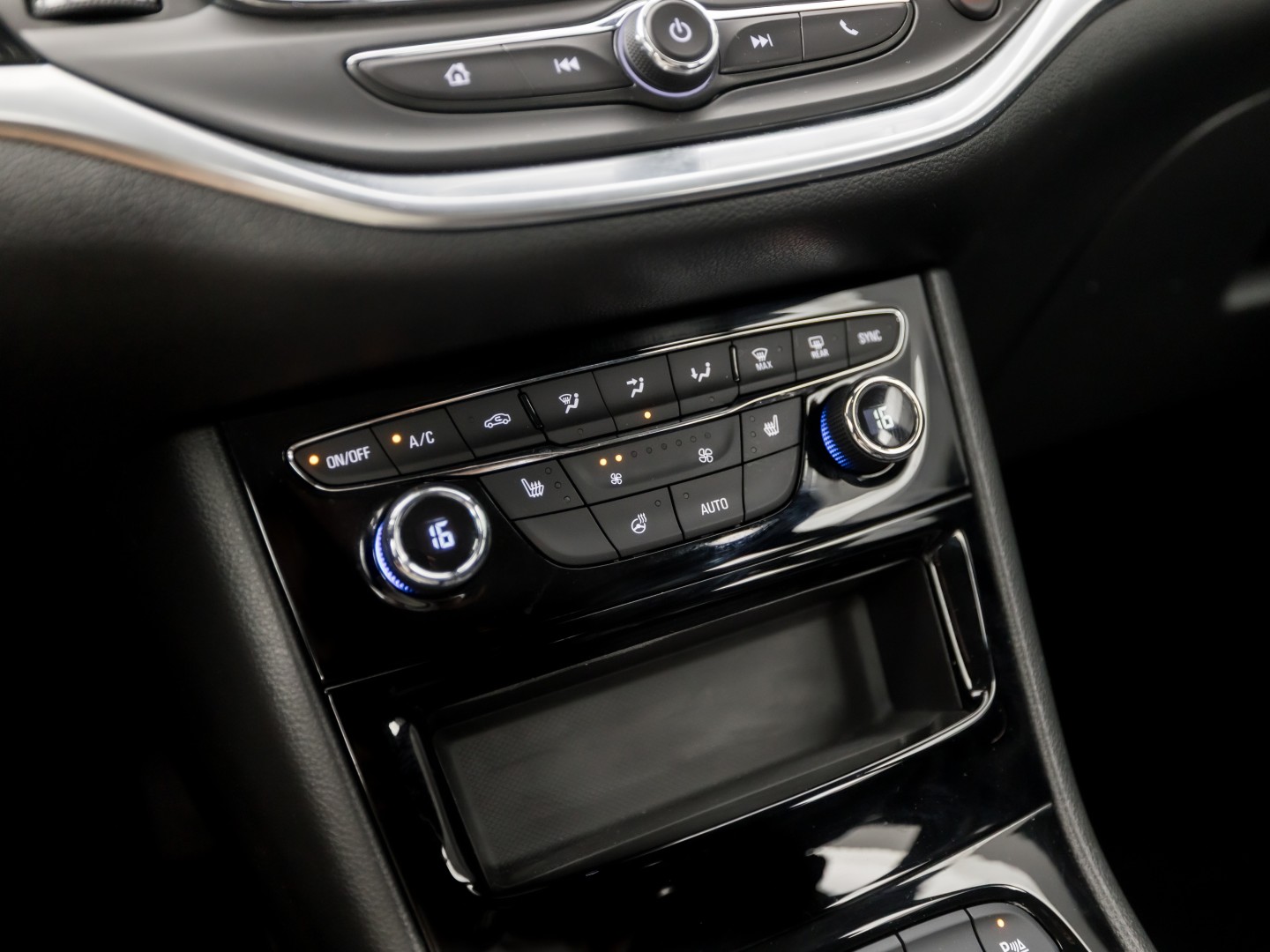 Opel Astra Sports Tourer 1.4 Turbo Innovation Sport 150Pk Automaat (APPLE CARPLAY, NAVIGATIE, CAMERA, STUUR/STOELVERWARMING, SPORTSTOELEN, ADAPTIVE CRUISE, LM VELGEN, NIEUWSTAAT)