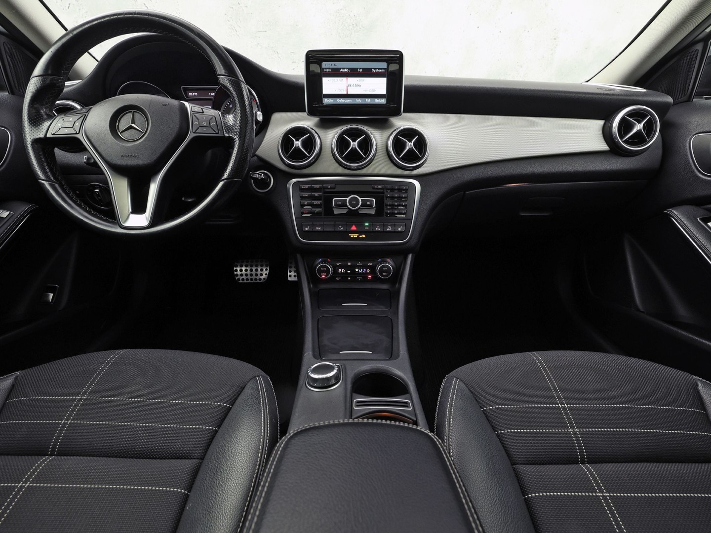 Mercedes-Benz GLA 250 250 4Matic AMG Edition 1 Sport Automaat (PANORAMADAK, CLIMATE, SPOILER, RODE GORDELS, SPORTSTOELEN, STOELVERWARMING, GETINT GLAS, NIEUWSTAAT)