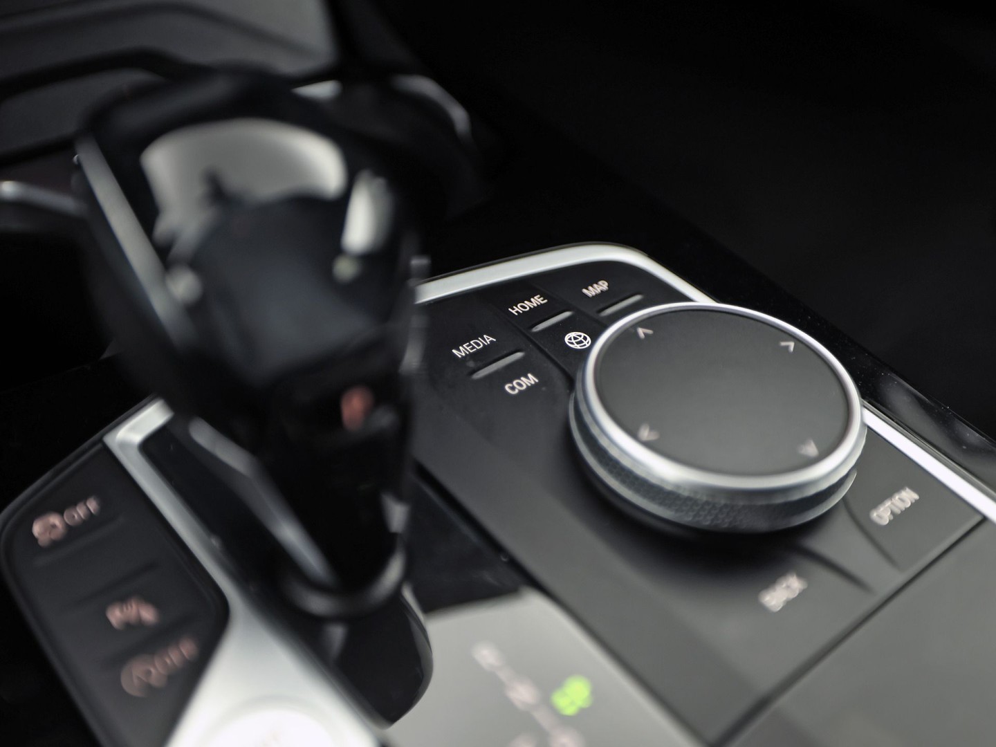 BMW 1 Serie 118i M Sport Automaat (APPLE CARPLAY, M PAKKET, GROOT NAVI, LEDER, SPORTSTOELEN, SFEERVERLICHTING, GETINT GLAS, NIEUWSTAAT)